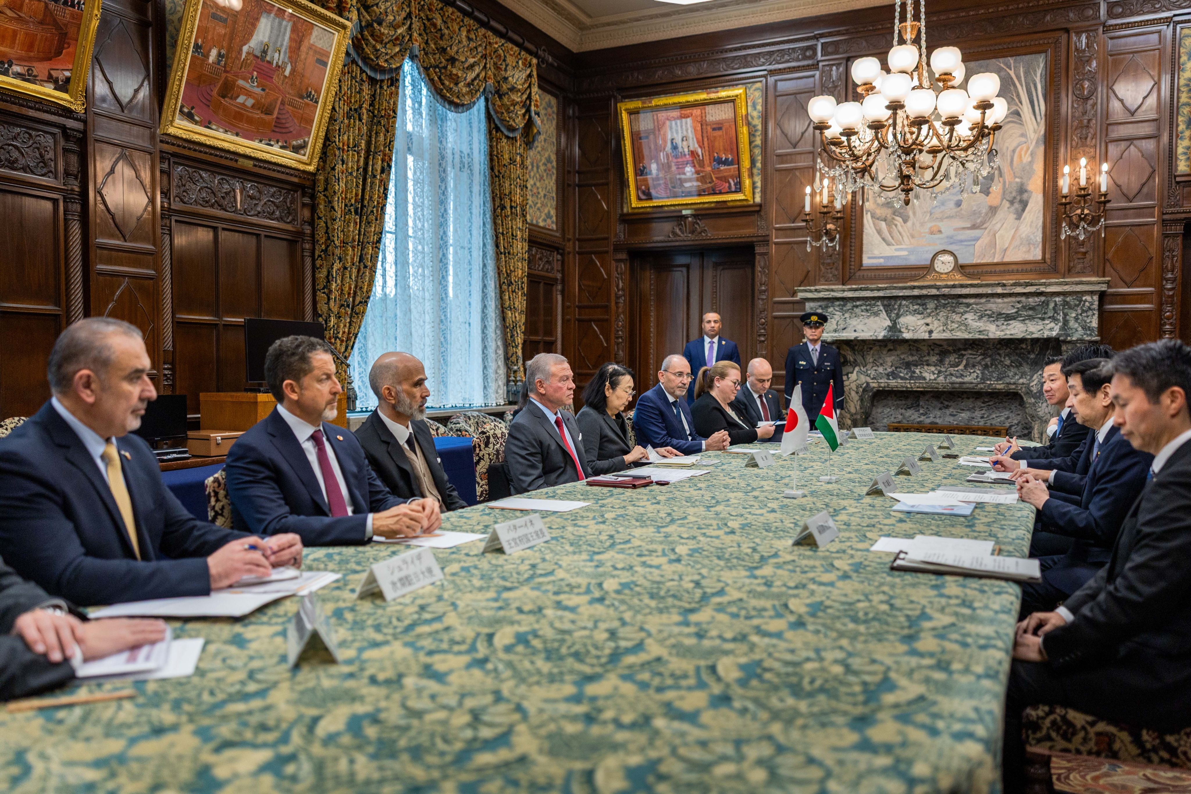 الملك يعقد لقاءات مع قادة في البرلمان الياباني في طوكيو