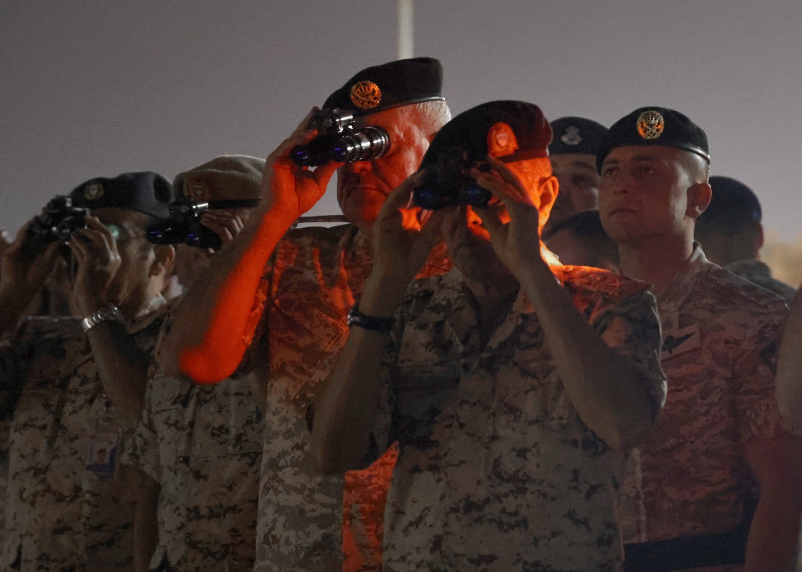 رئيس هيئة الأركان ونظيره البحريني يتابعان تمرين صقور الهواشم 6 الليلي