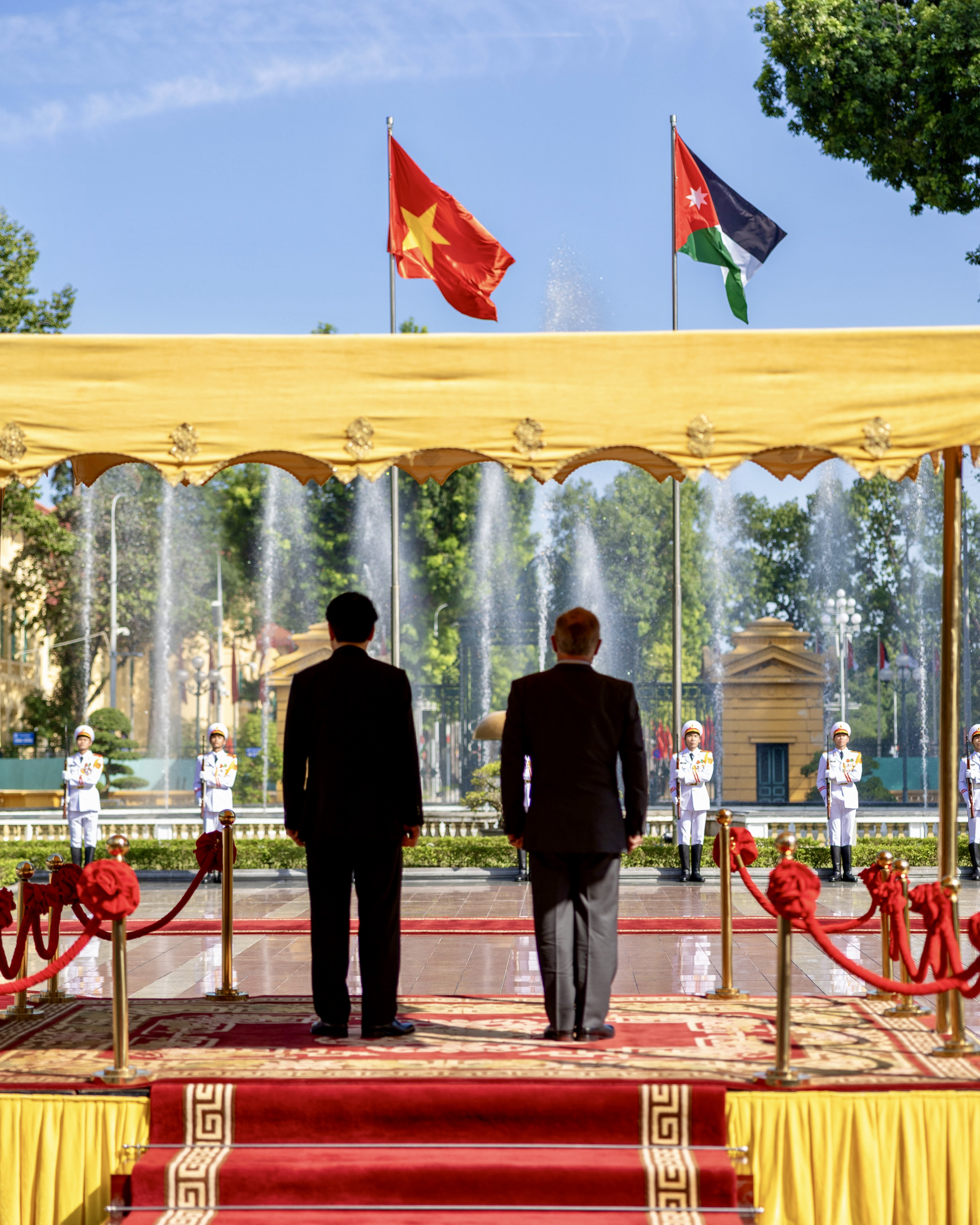  الملك ورئيس فيتنام يعقدان مباحثات في هانوي