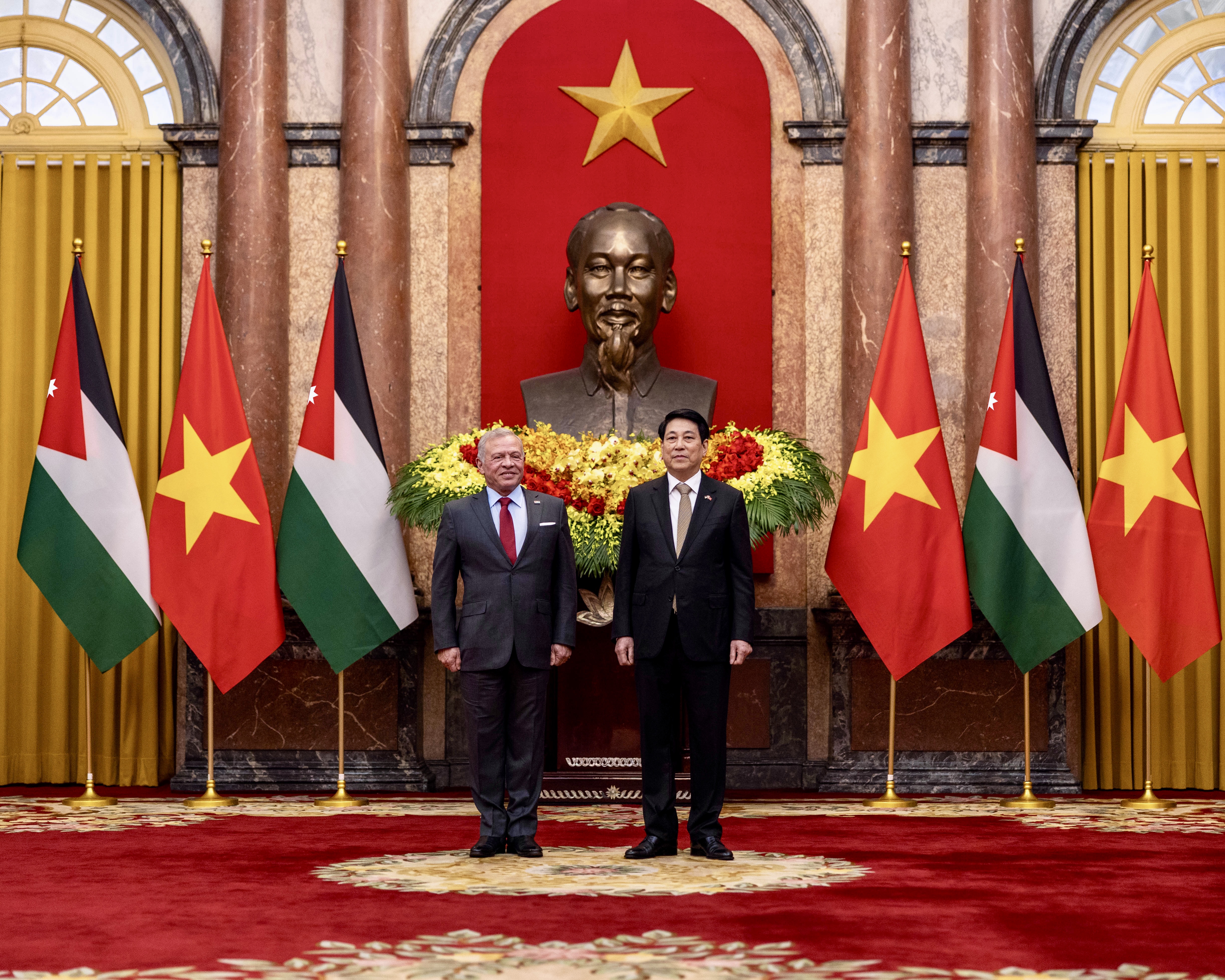  الملك ورئيس فيتنام يعقدان مباحثات في هانوي