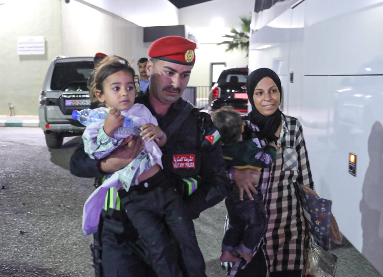 القوات المسلحة تُجلي الدفعة 16 من أطفال غزة المرضى للعلاج في المملكة