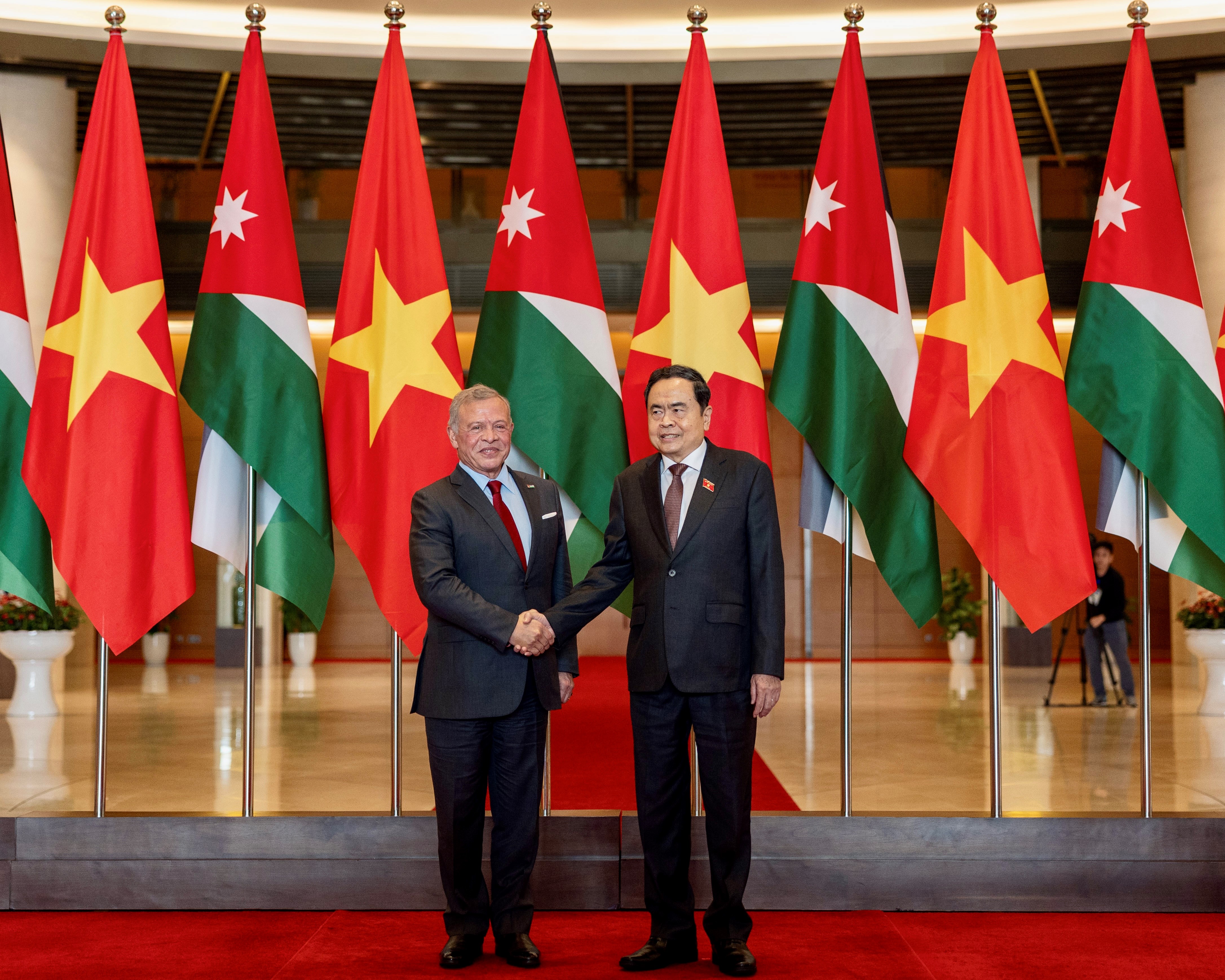  الملك يلتقي رئيس الجمعية الوطنية (البرلمان) في فيتنام