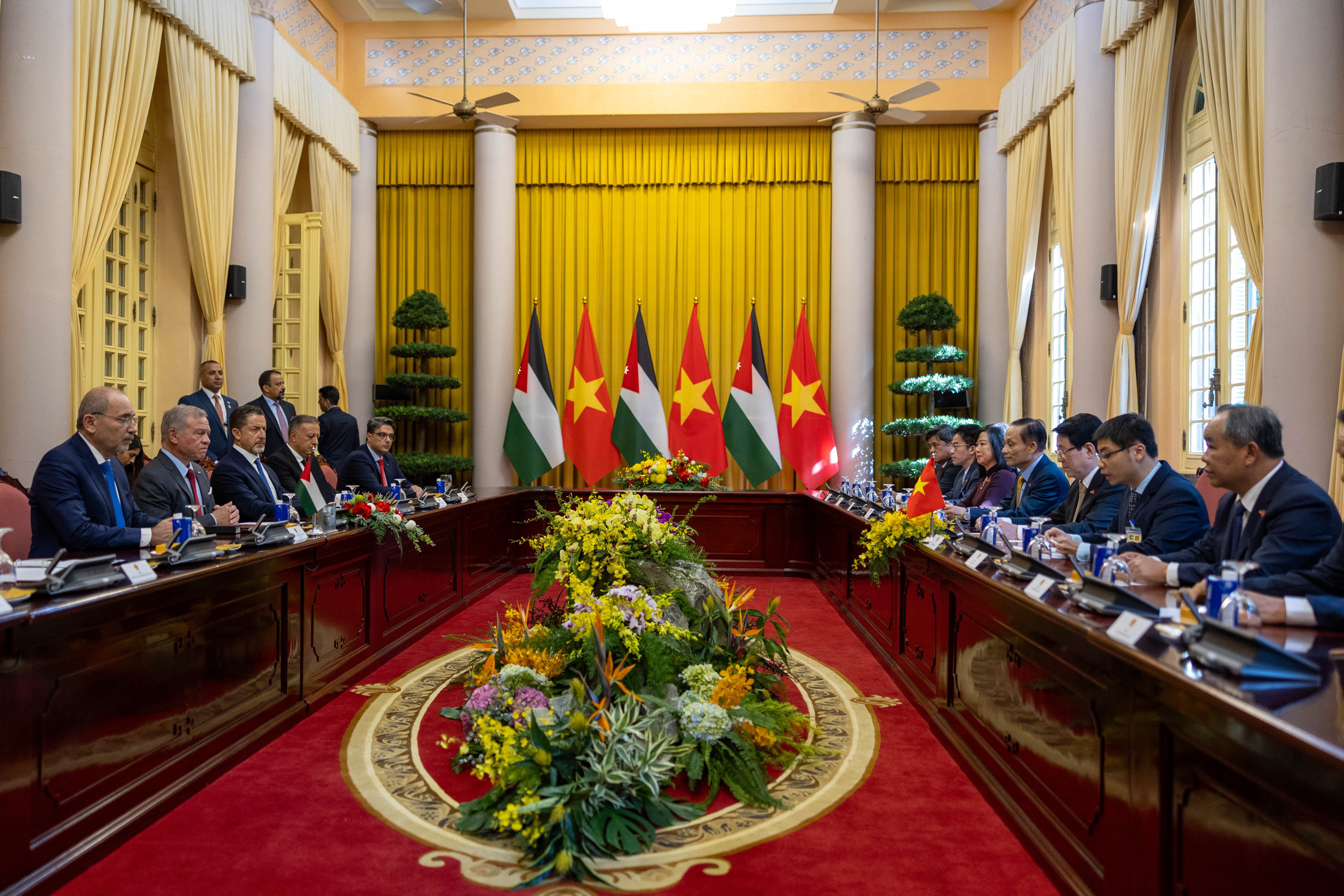  الملك ورئيس فيتنام يعقدان مباحثات في هانوي