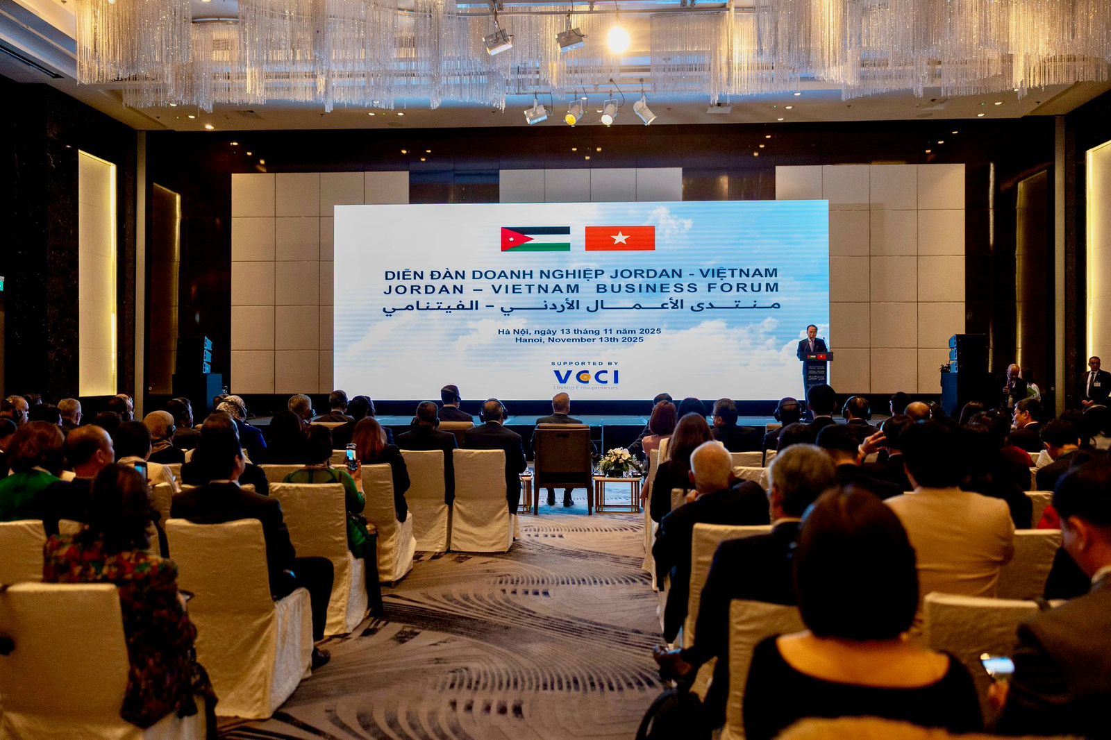 الملك يحضر الجلسة الافتتاحية لملتقى الأعمال الأردني - الفيتنامي في هانوي