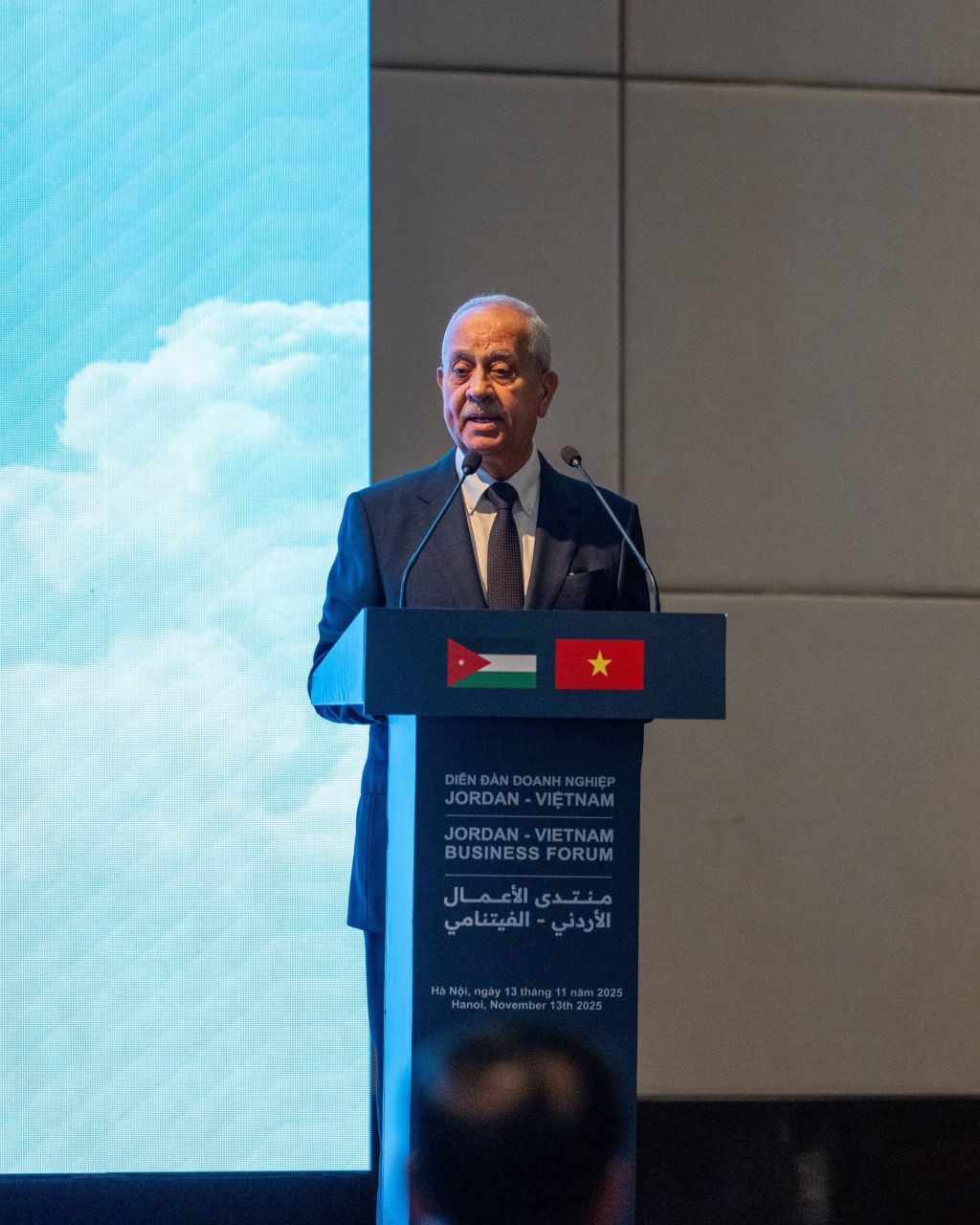 الملك يحضر الجلسة الافتتاحية لملتقى الأعمال الأردني - الفيتنامي في هانوي