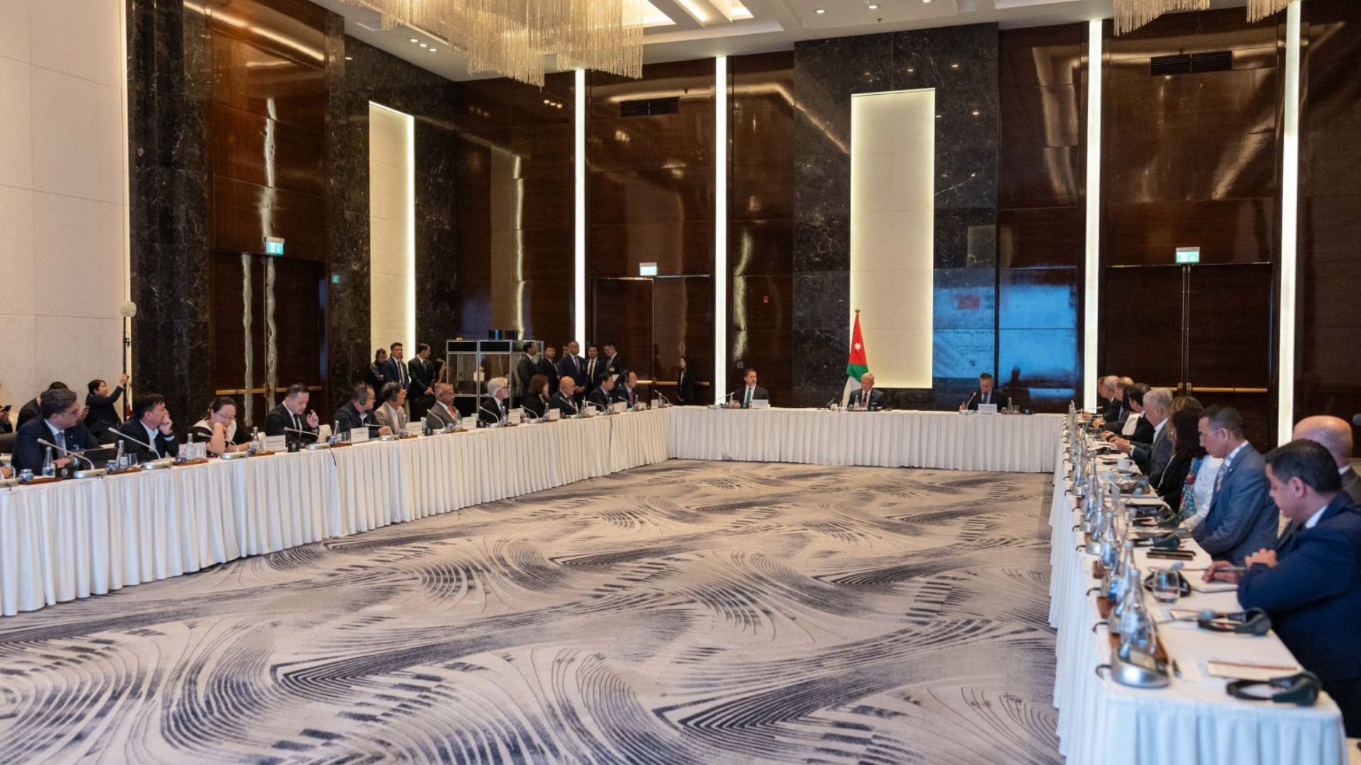 الملك يجتمع بممثلين عن شركات فيتنامية رائدة في قطاع المحيكات