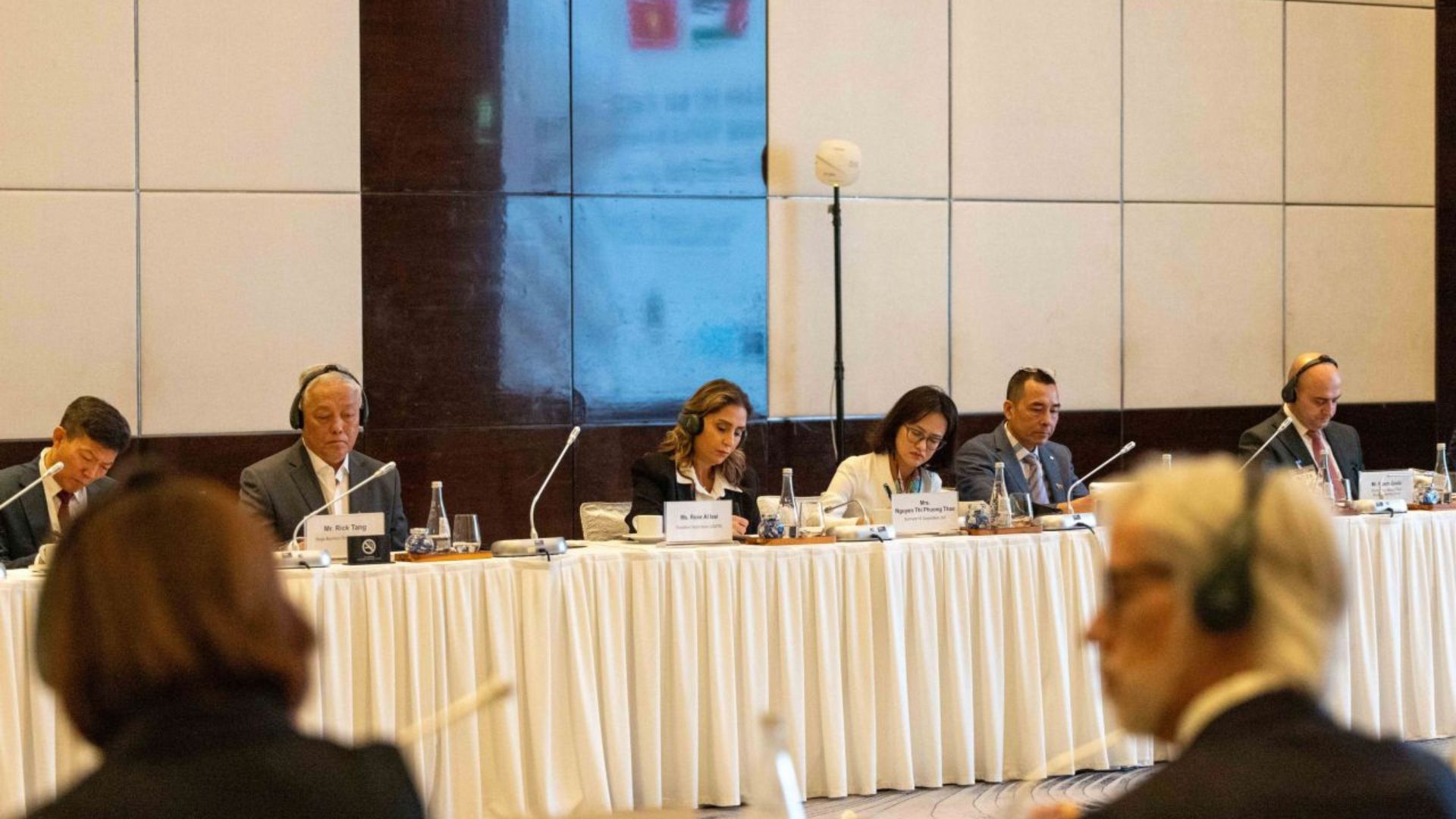 الملك يجتمع بممثلين عن شركات فيتنامية رائدة في قطاع المحيكات