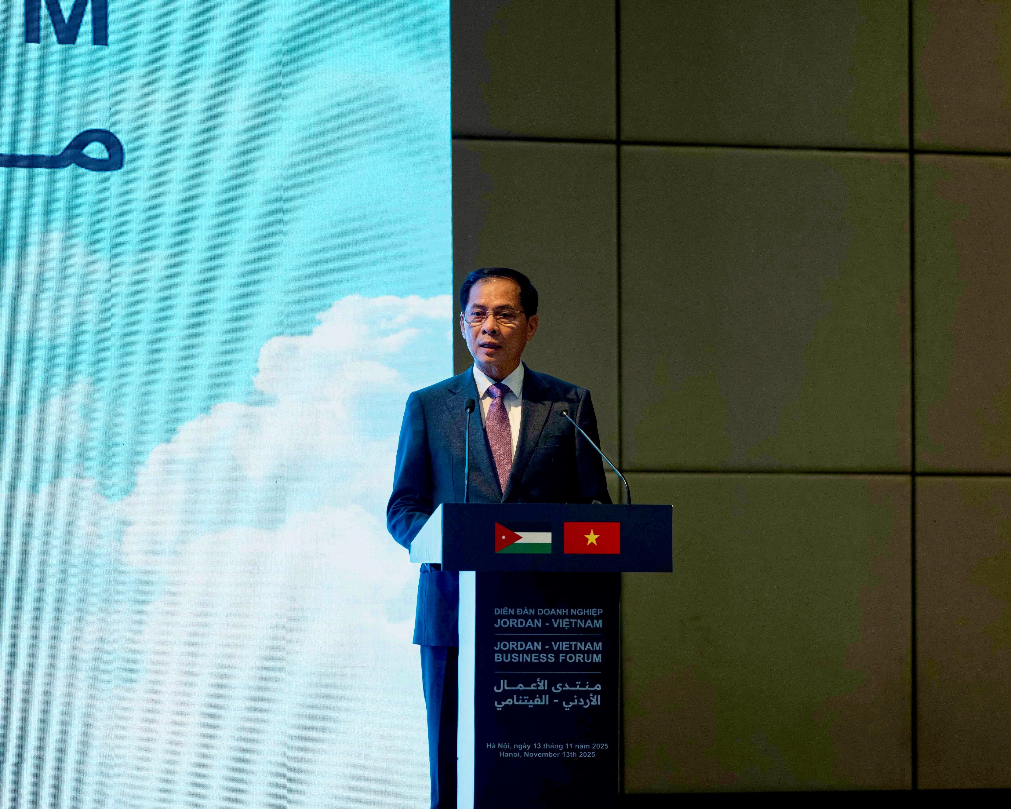 الملك يحضر الجلسة الافتتاحية لملتقى الأعمال الأردني - الفيتنامي في هانوي