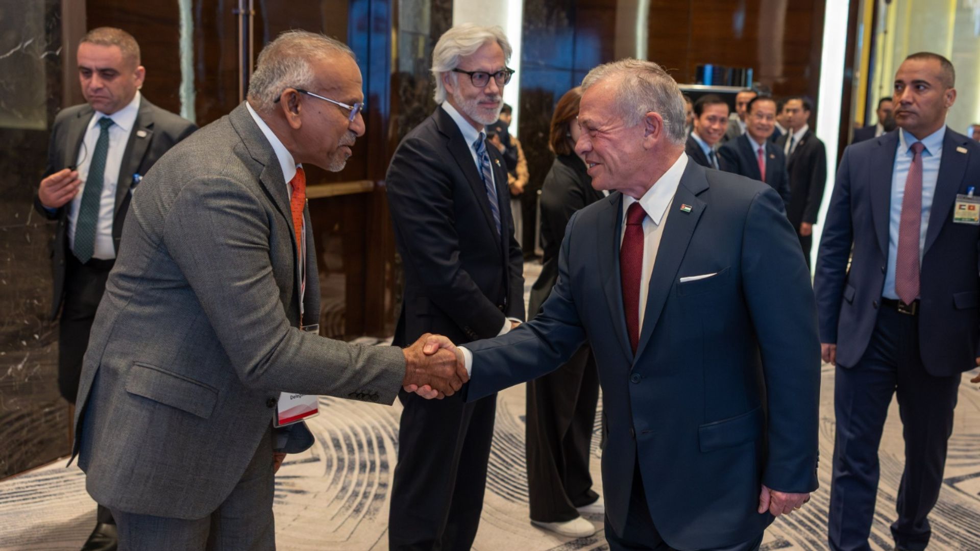 الملك يجتمع بممثلين عن شركات فيتنامية رائدة في قطاع المحيكات