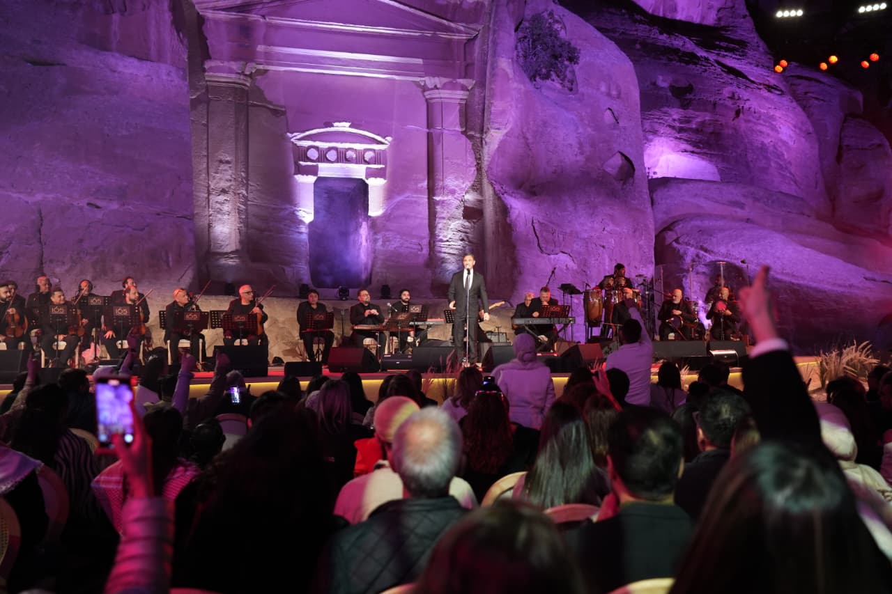 الفنان كاظم الساهر يحيي حفلاً في مدينة البترا وسط حضور جماهيري لافت