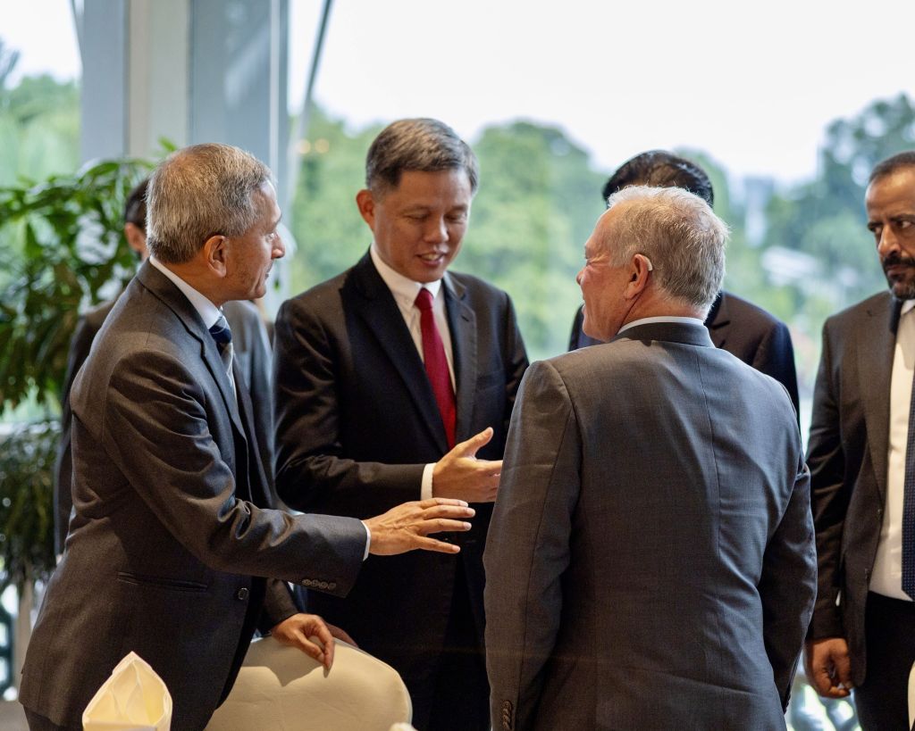 الملك يلتقي رئيس الوزراء السنغافوري