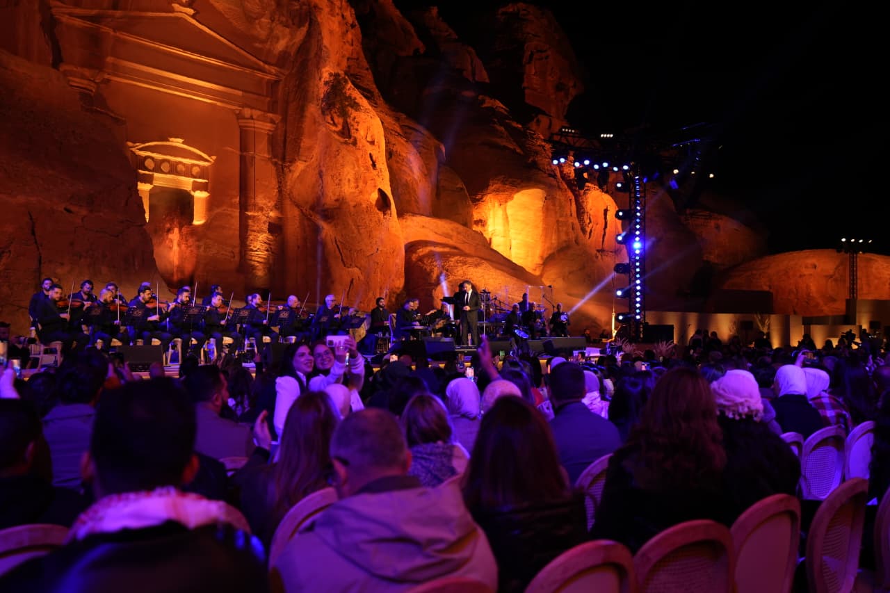 الفنان كاظم الساهر يحيي حفلاً في مدينة البترا وسط حضور جماهيري لافت