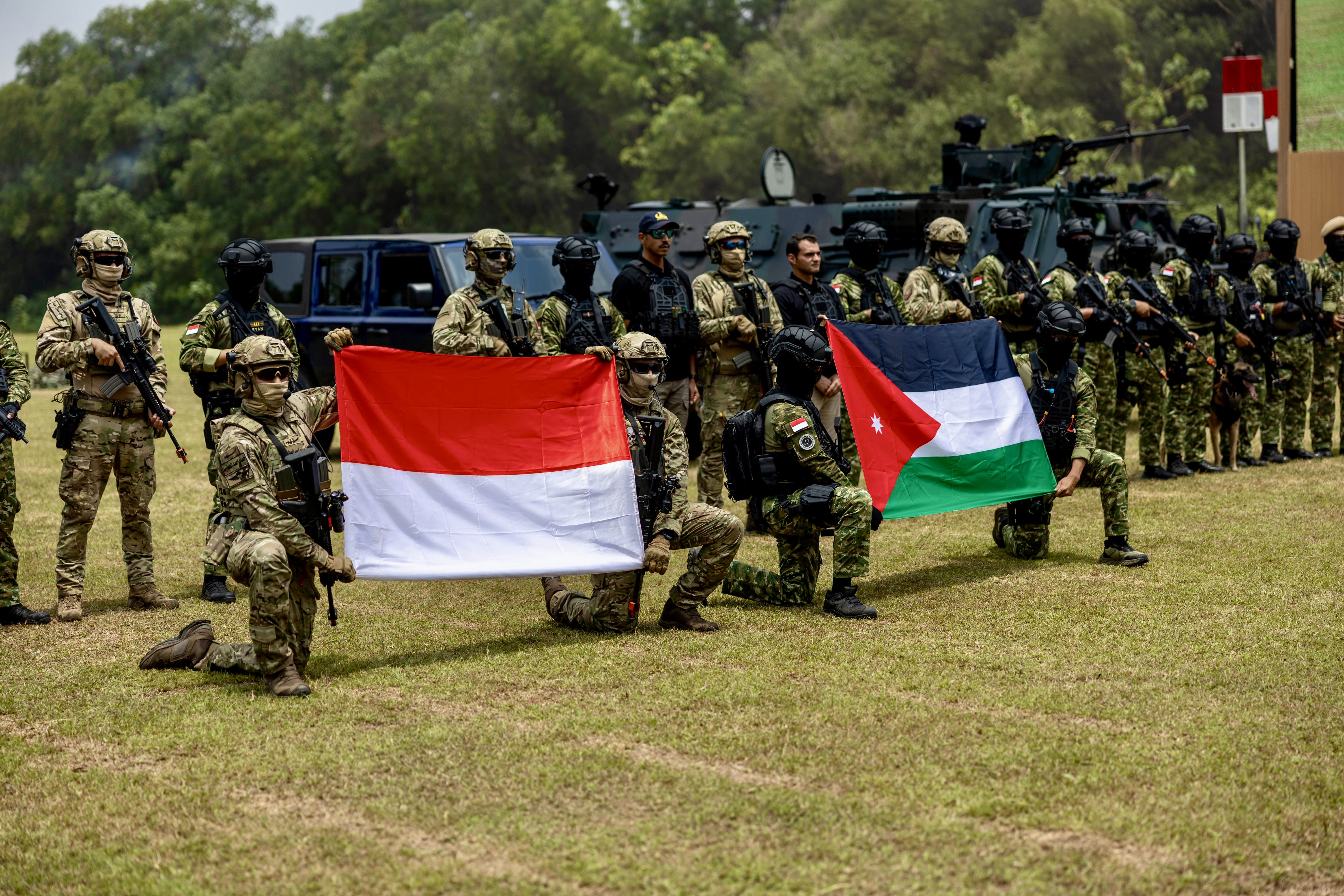 الملك والرئيس الإندونيسي يحضران في جاكرتا مجريات تمرين عسكري مشترك للطائرات المسيرة