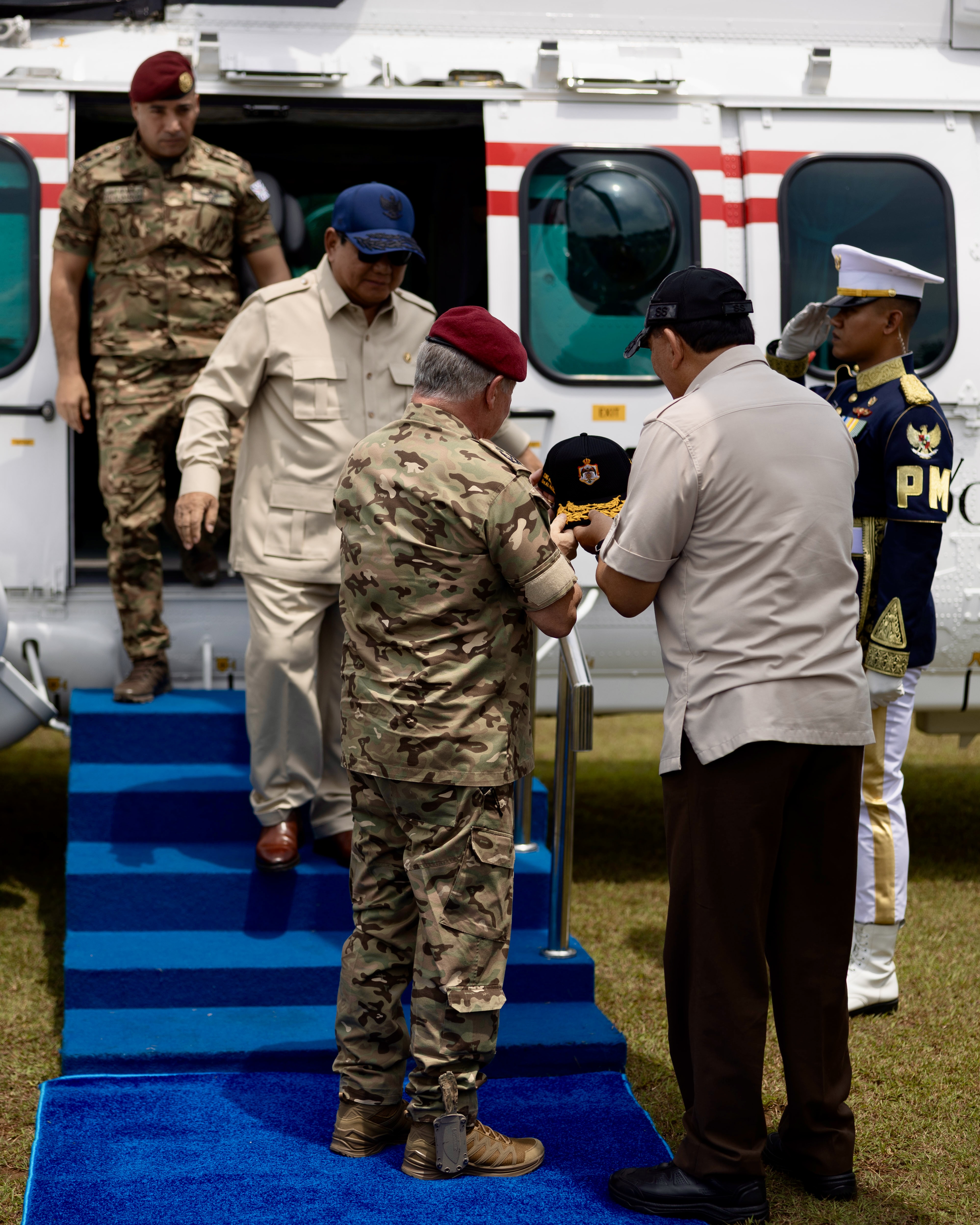 الملك والرئيس الإندونيسي يحضران في جاكرتا مجريات تمرين عسكري مشترك للطائرات المسيرة