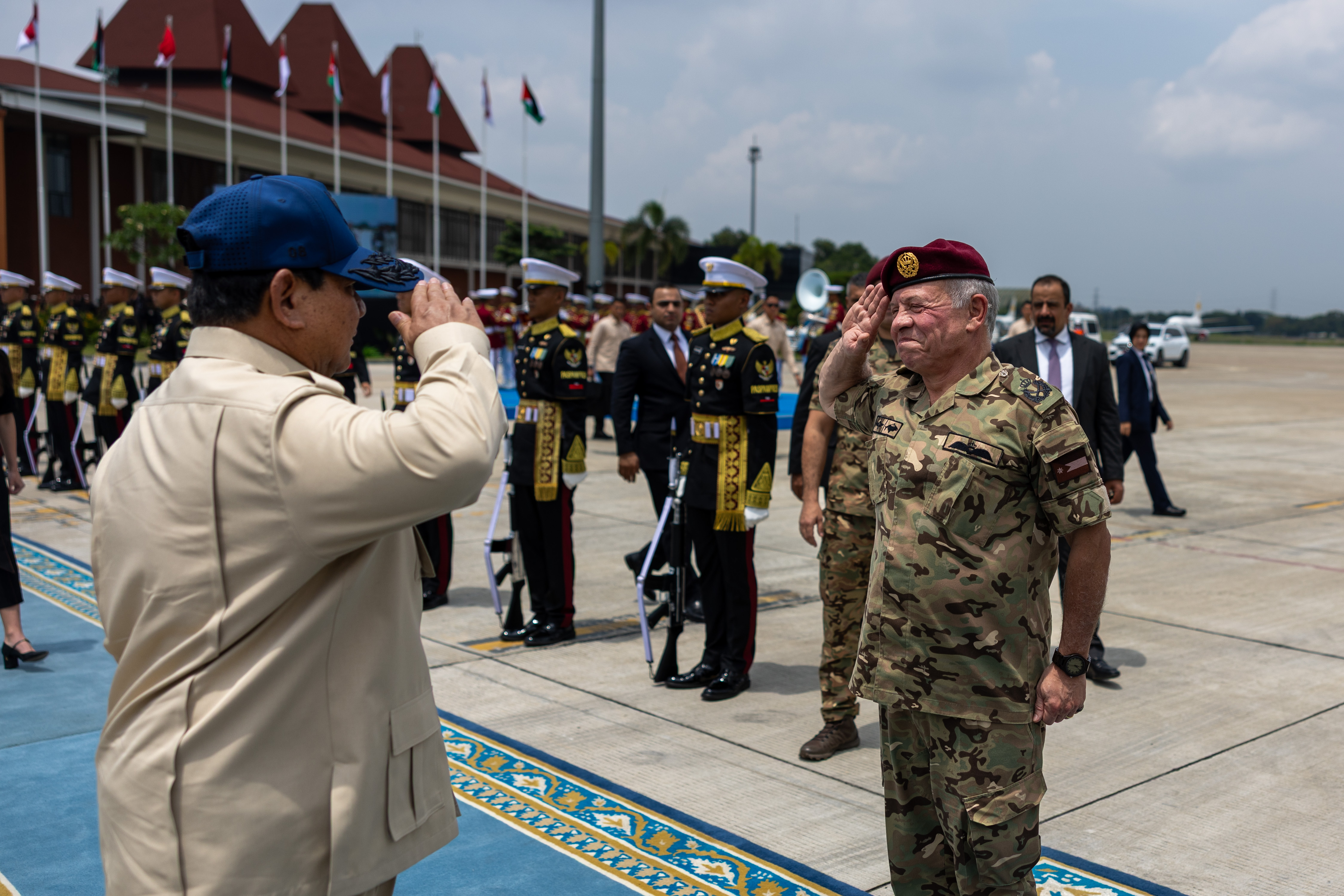 الملك والرئيس الإندونيسي يحضران في جاكرتا مجريات تمرين عسكري مشترك للطائرات المسيرة