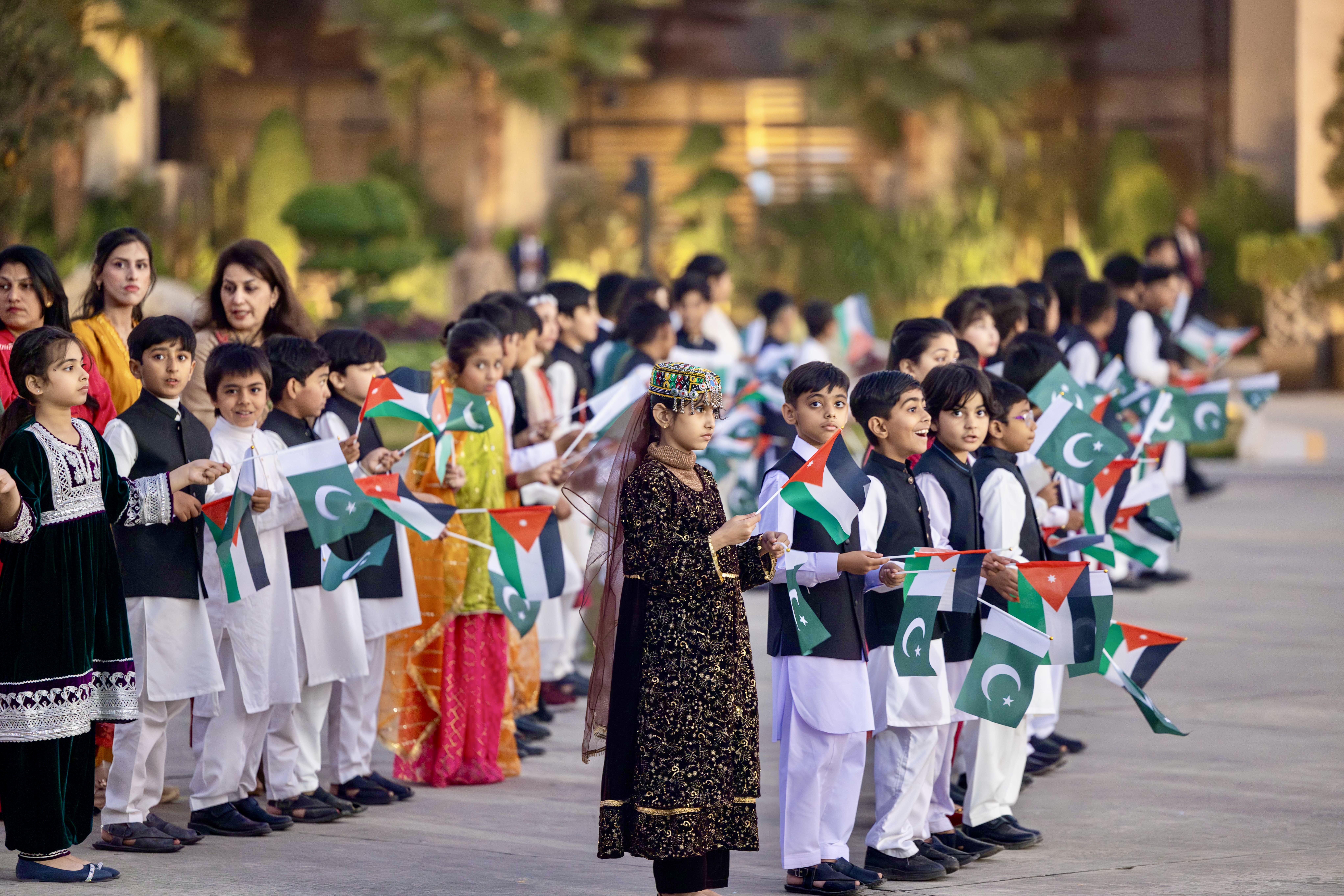 الملك يلتقي رئيس الوزراء الباكستاني في إسلام آباد ويؤكد أهمية توسيع التعاون 