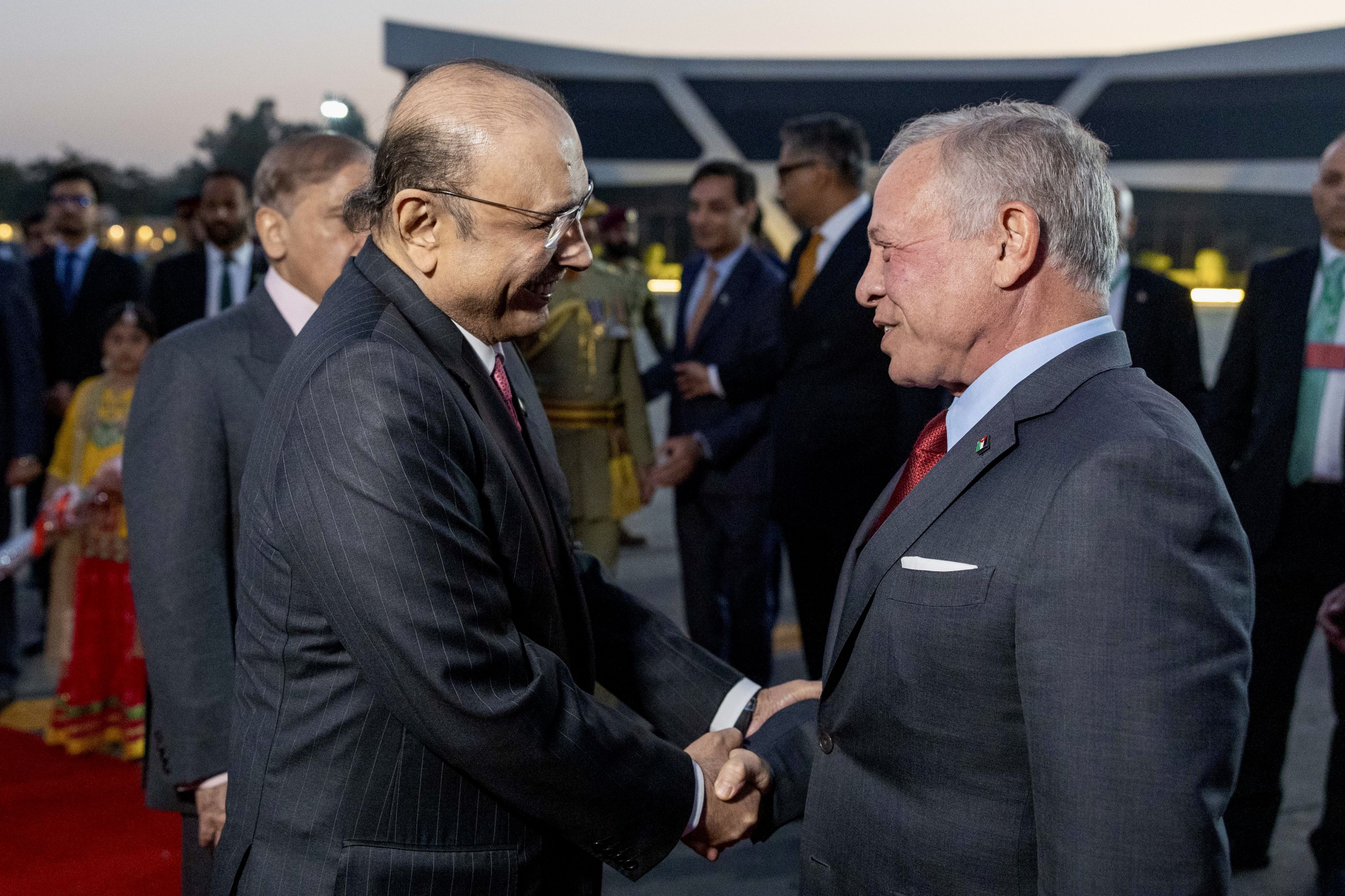 الملك يلتقي رئيس الوزراء الباكستاني في إسلام آباد ويؤكد أهمية توسيع التعاون