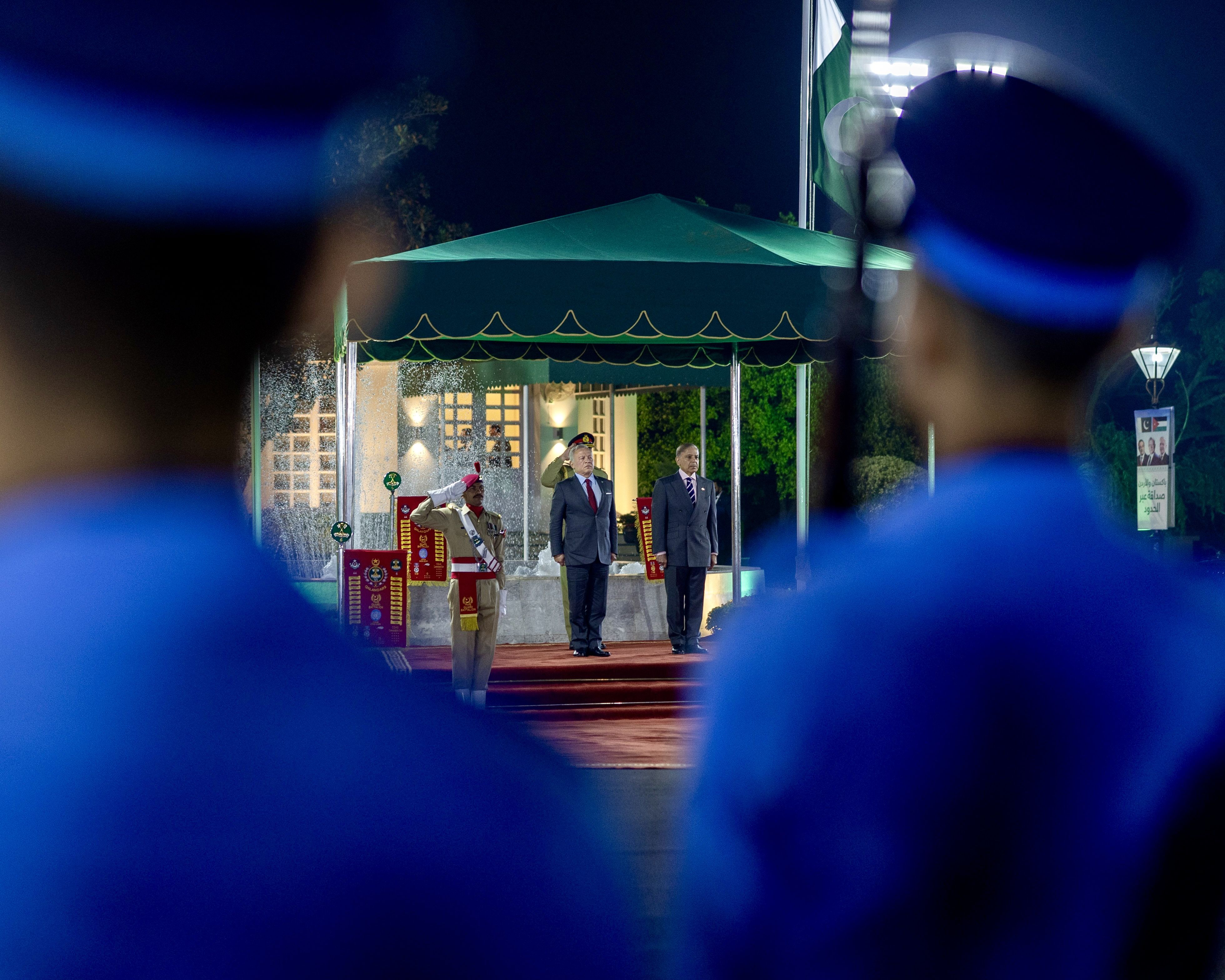 الملك يلتقي رئيس الوزراء الباكستاني في إسلام آباد ويؤكد أهمية توسيع التعاون