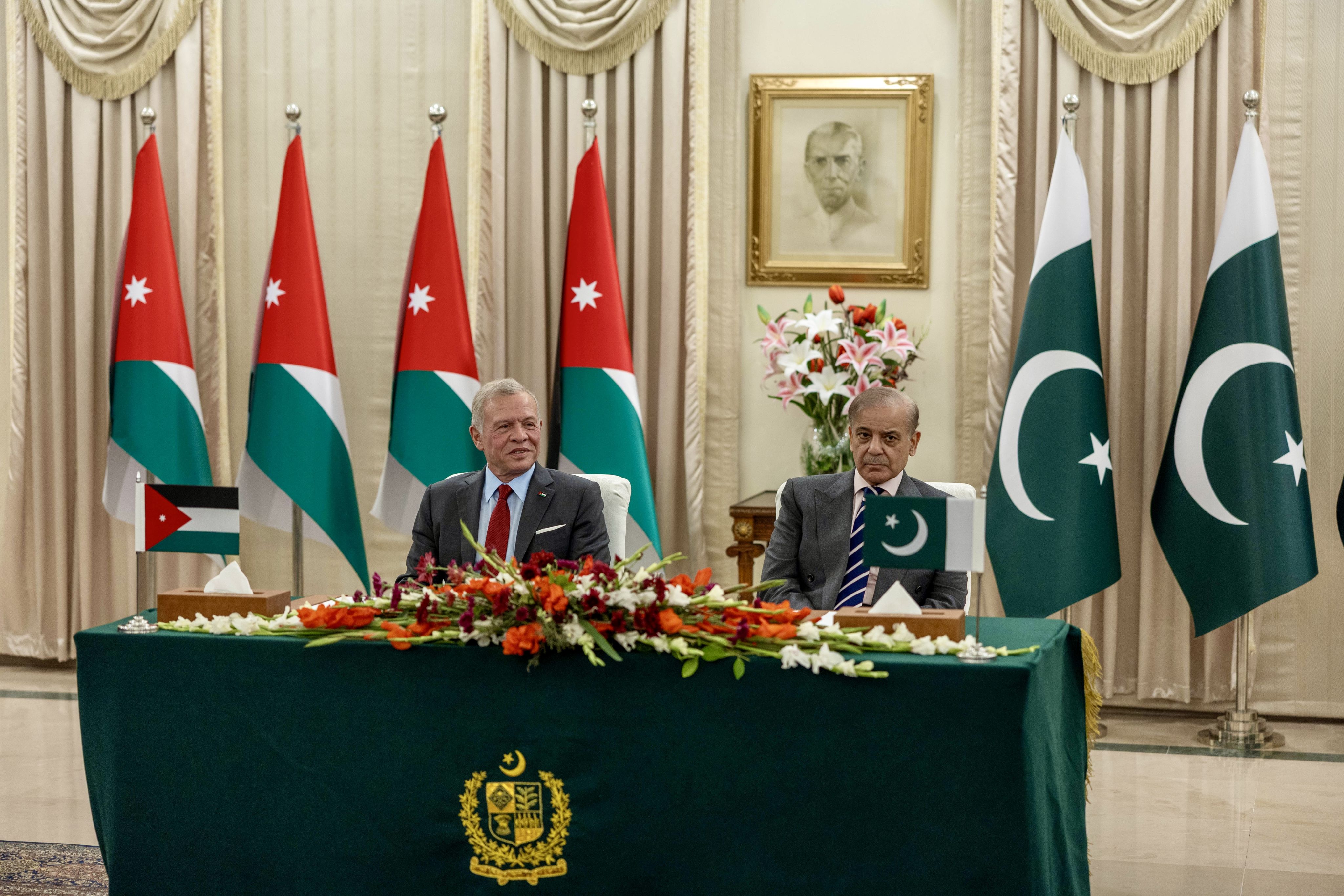 الملك يلتقي رئيس الوزراء الباكستاني في إسلام آباد ويؤكد أهمية توسيع التعاون