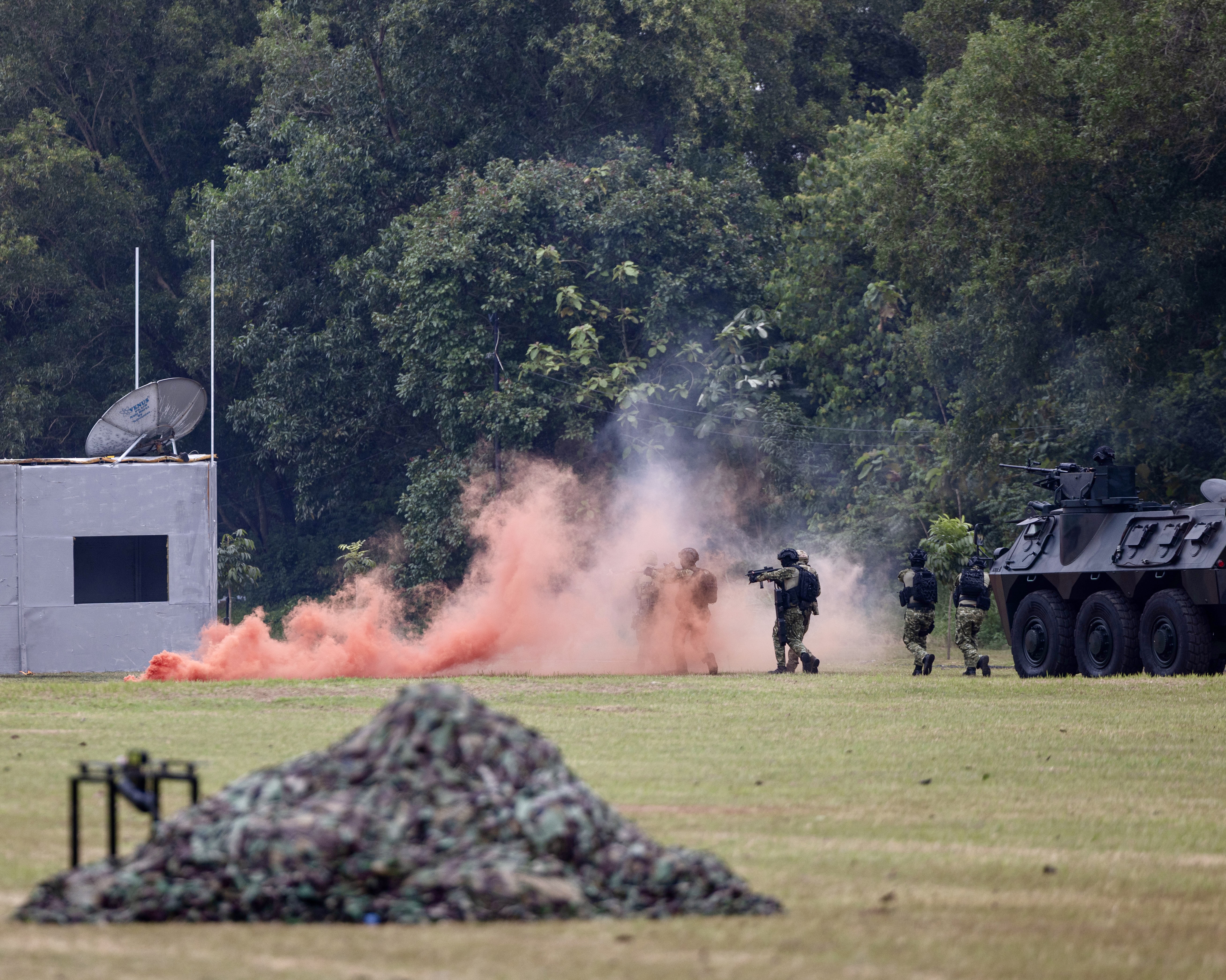 الملك والرئيس الإندونيسي يحضران في جاكرتا مجريات تمرين عسكري مشترك للطائرات المسيرة