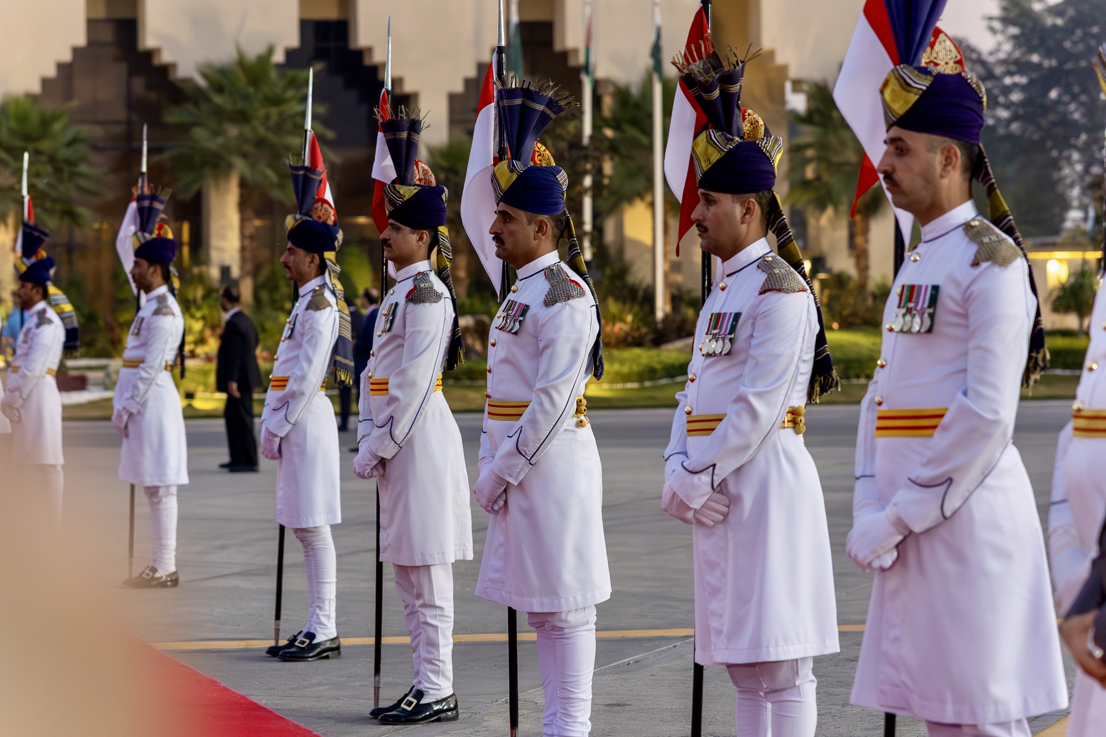 الملك يلتقي رئيس الوزراء الباكستاني في إسلام آباد ويؤكد أهمية توسيع التعاون 