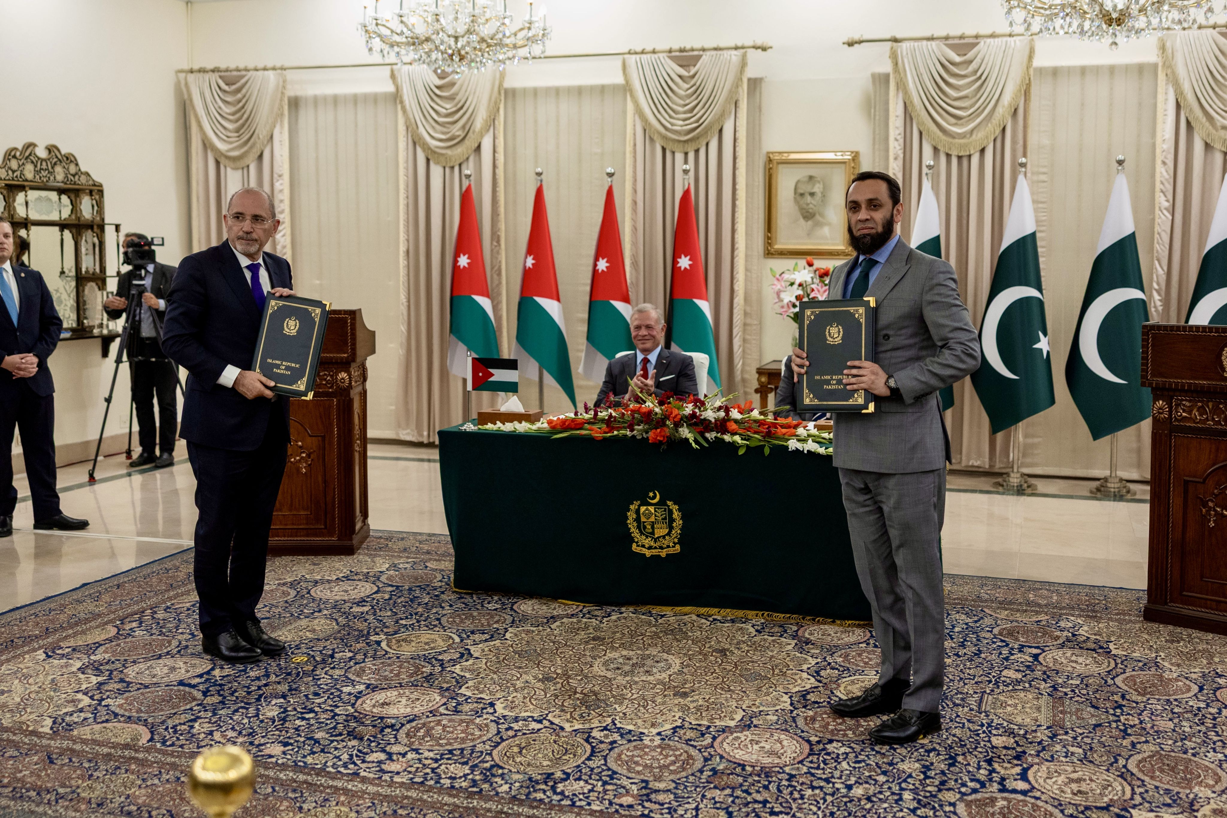 الملك يلتقي رئيس الوزراء الباكستاني في إسلام آباد ويؤكد أهمية توسيع التعاون