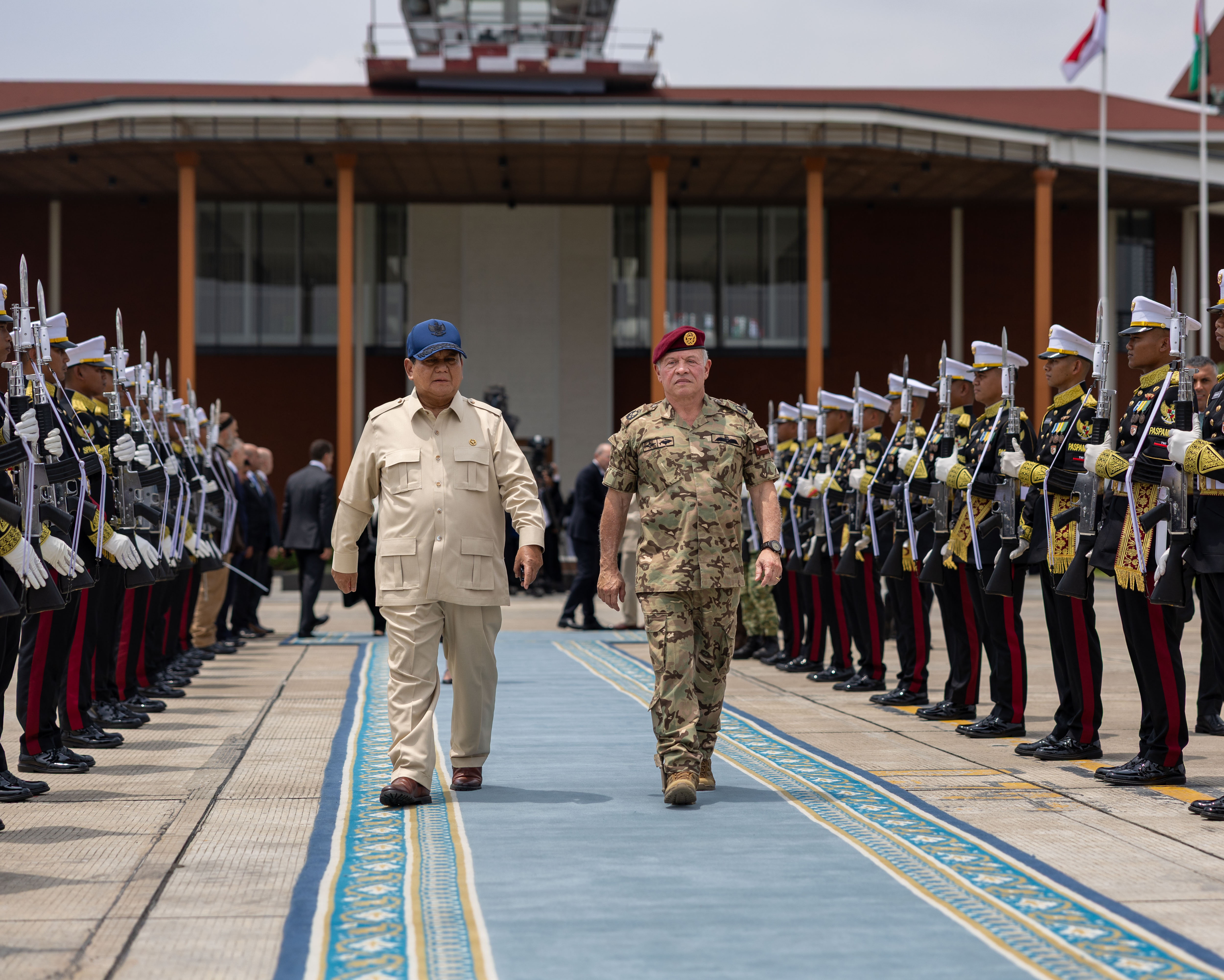 الملك والرئيس الإندونيسي يحضران في جاكرتا مجريات تمرين عسكري مشترك للطائرات المسيرة