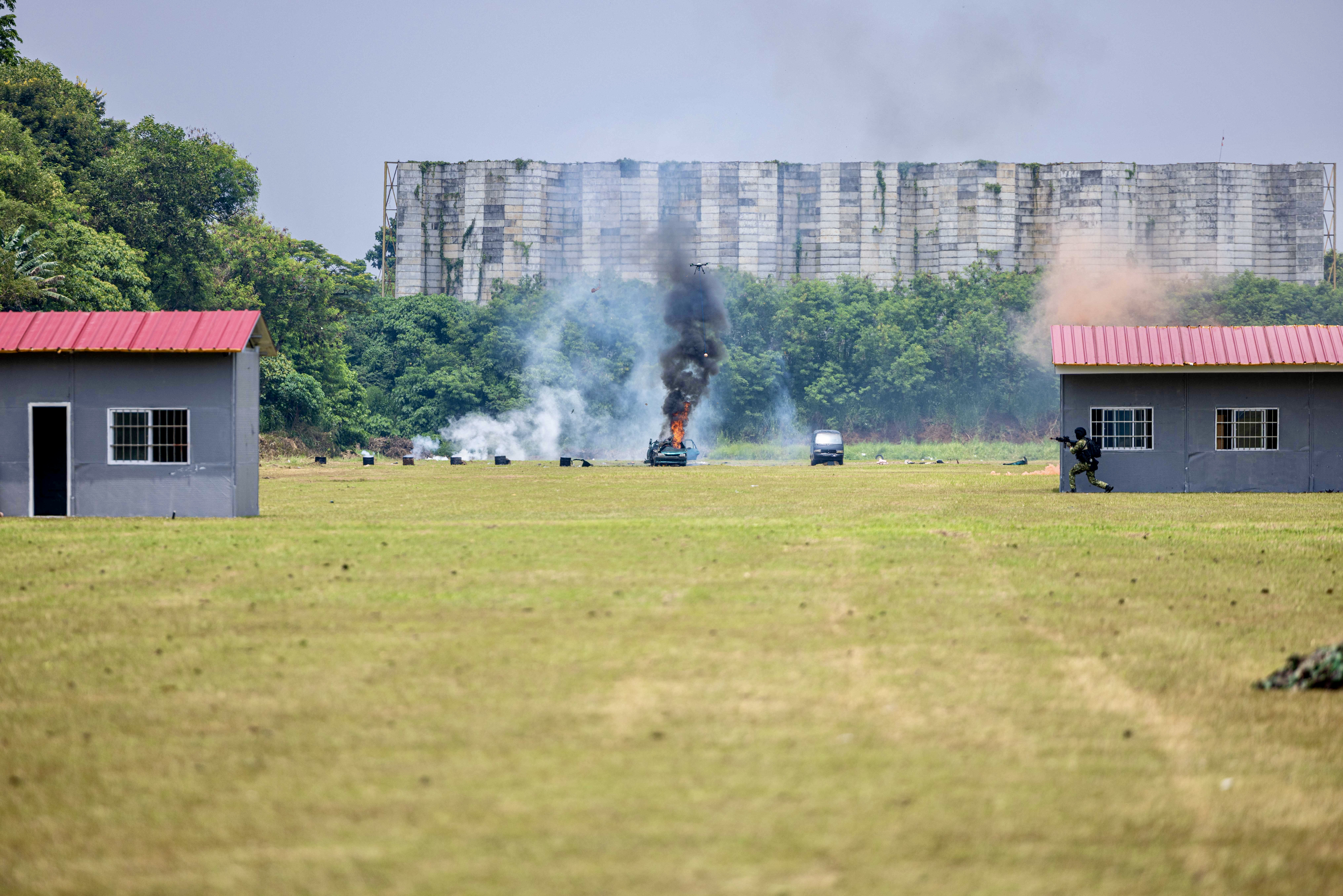 الملك والرئيس الإندونيسي يحضران في جاكرتا مجريات تمرين عسكري مشترك للطائرات المسيرة