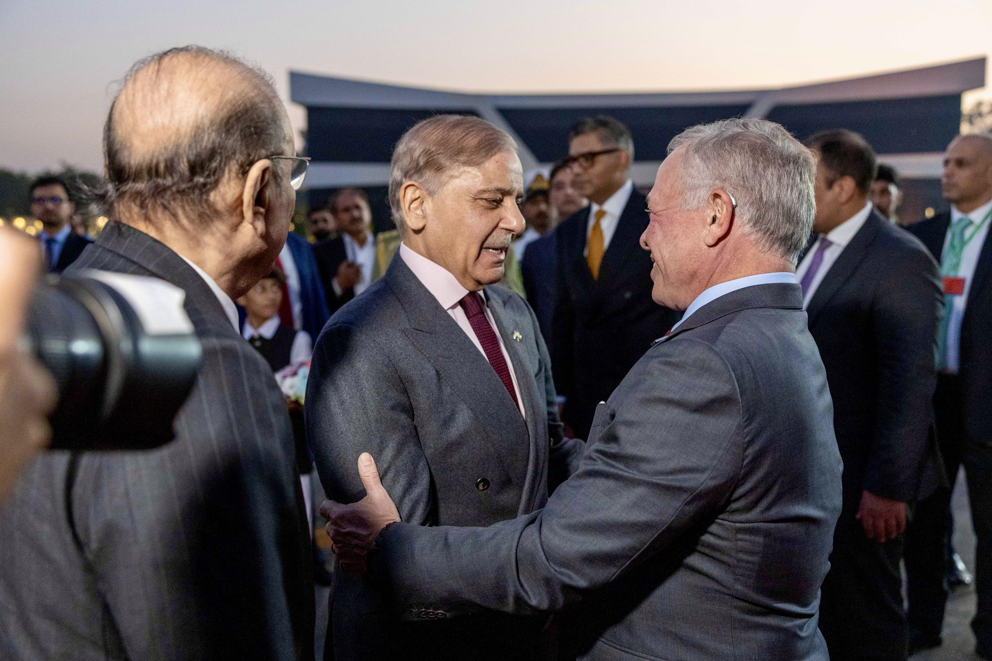 الملك يلتقي رئيس الوزراء الباكستاني في إسلام آباد ويؤكد أهمية توسيع التعاون