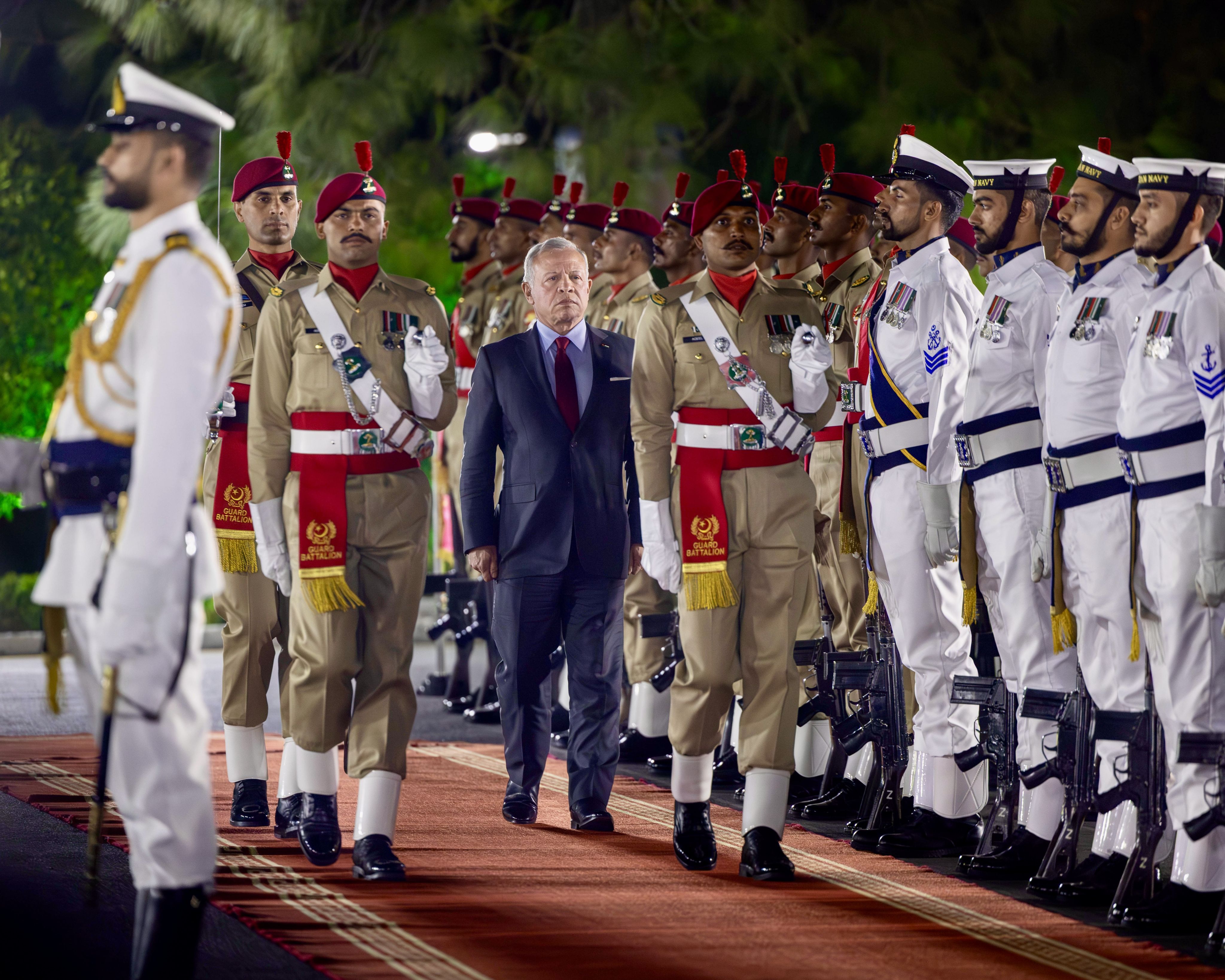 الملك يلتقي رئيس الوزراء الباكستاني في إسلام آباد ويؤكد أهمية توسيع التعاون