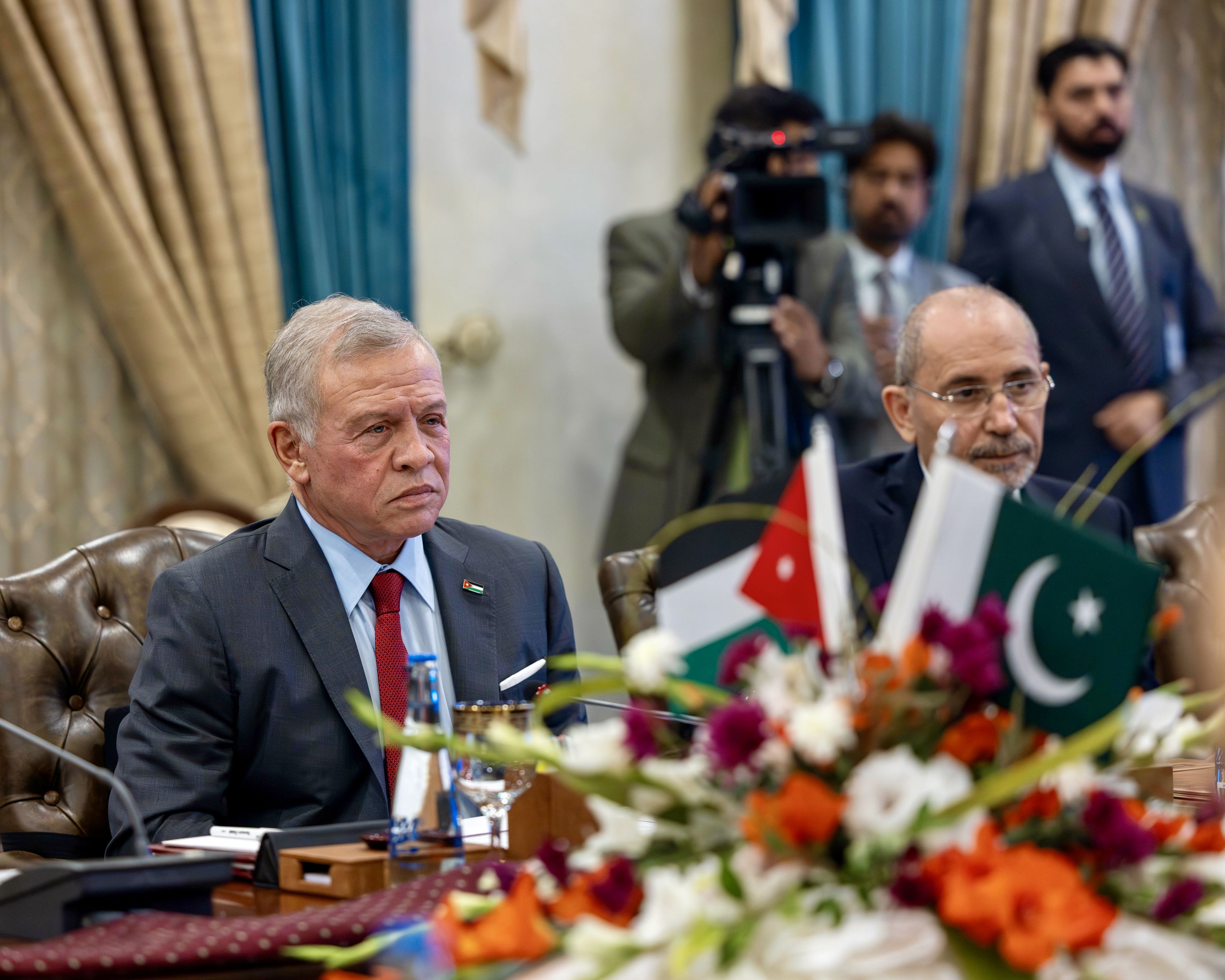 الملك يلتقي رئيس الوزراء الباكستاني في إسلام آباد ويؤكد أهمية توسيع التعاون