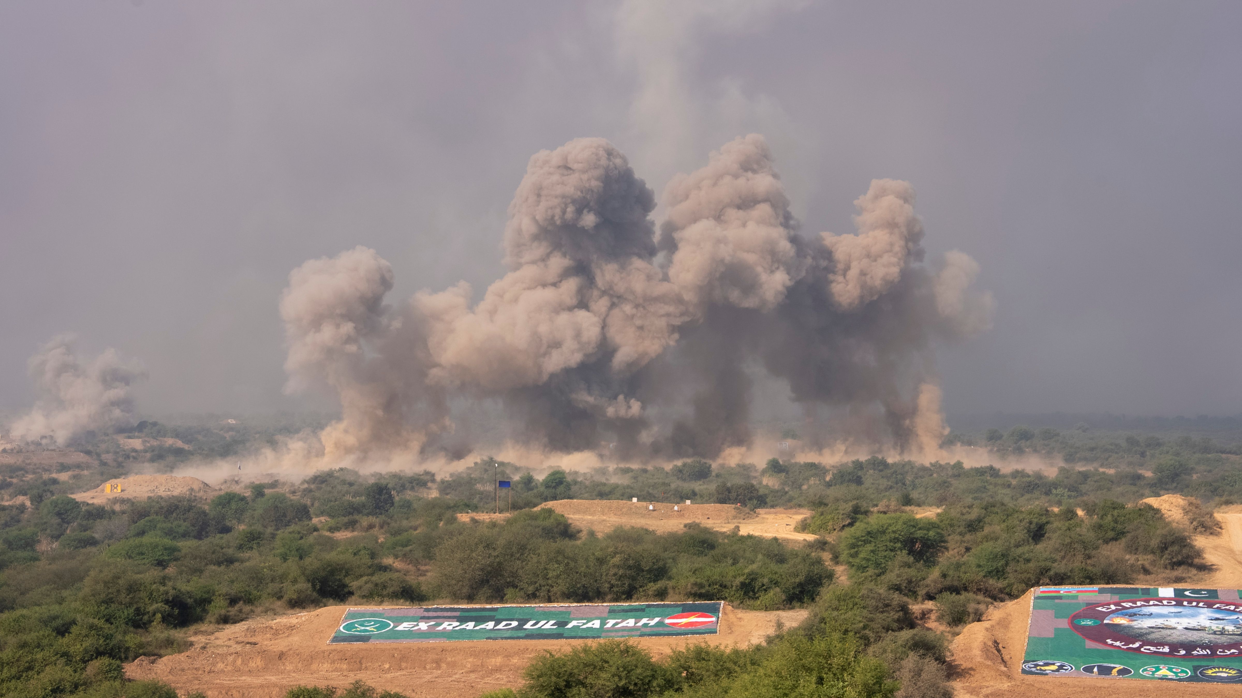 الملك يزور شركة للصناعات الدفاعية في إسلام آباد ويحضر تمرينا عسكريا