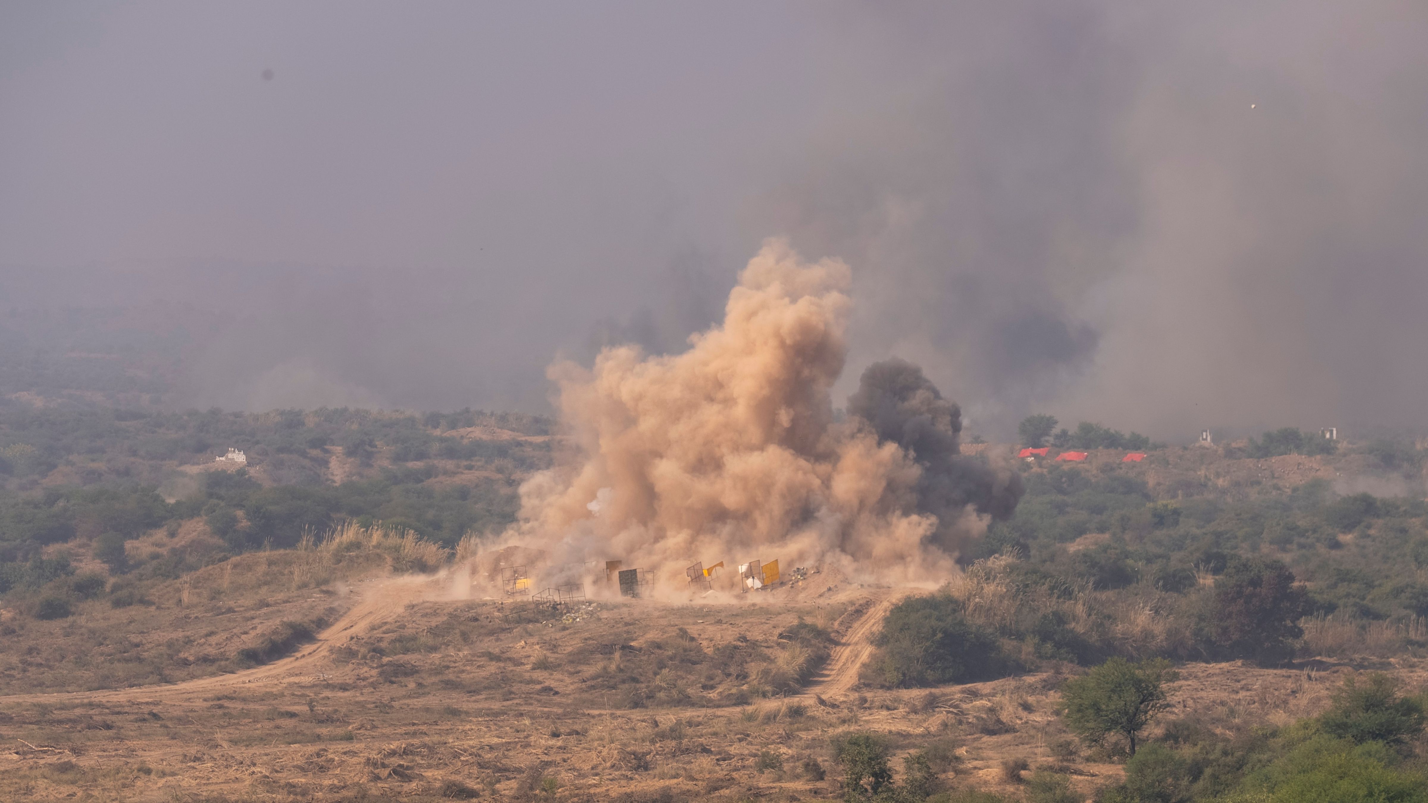 الملك يزور شركة للصناعات الدفاعية في إسلام آباد ويحضر تمرينا عسكريا