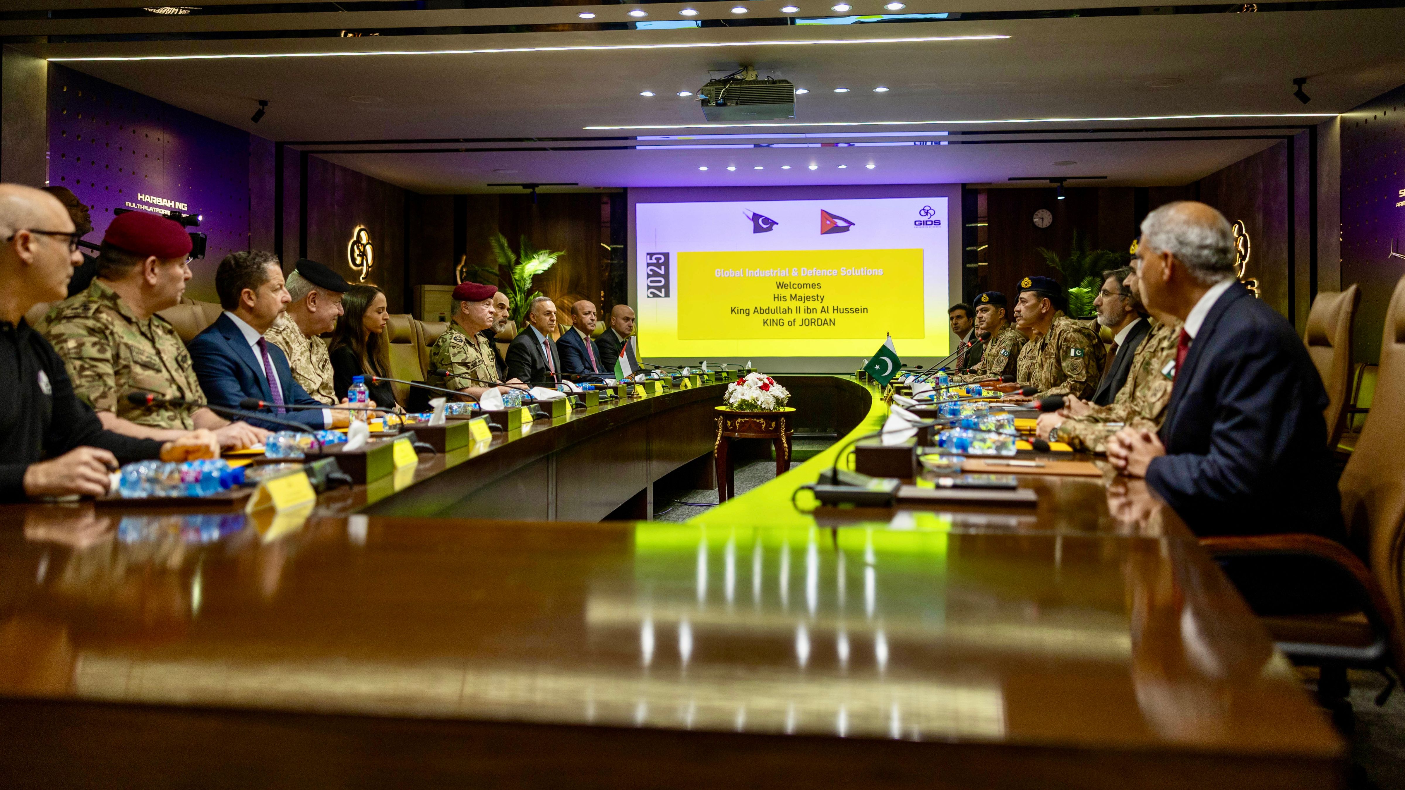 الملك يزور شركة للصناعات الدفاعية في إسلام آباد ويحضر تمرينا عسكريا