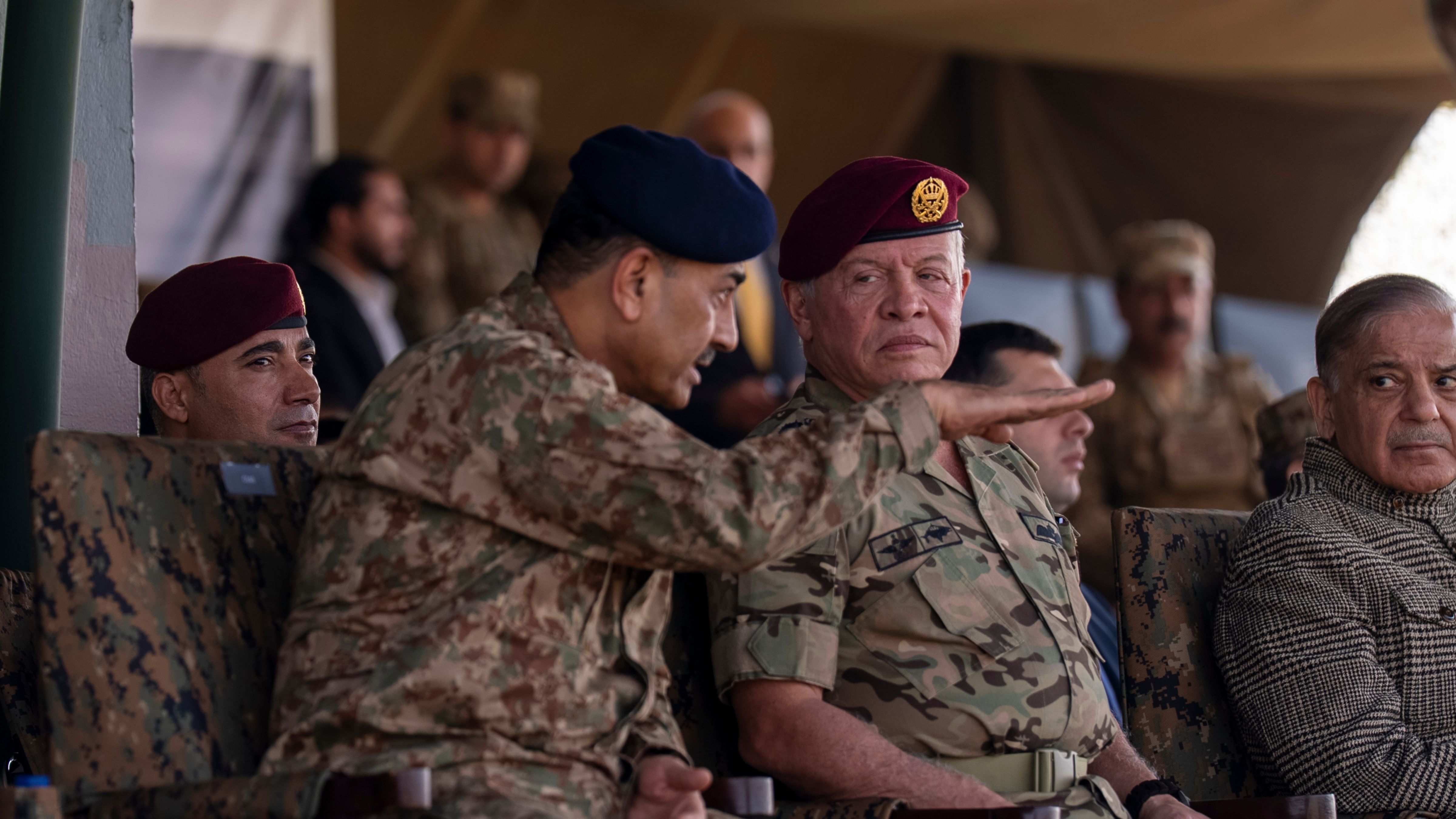 الملك يزور شركة للصناعات الدفاعية في إسلام آباد ويحضر تمرينا عسكريا