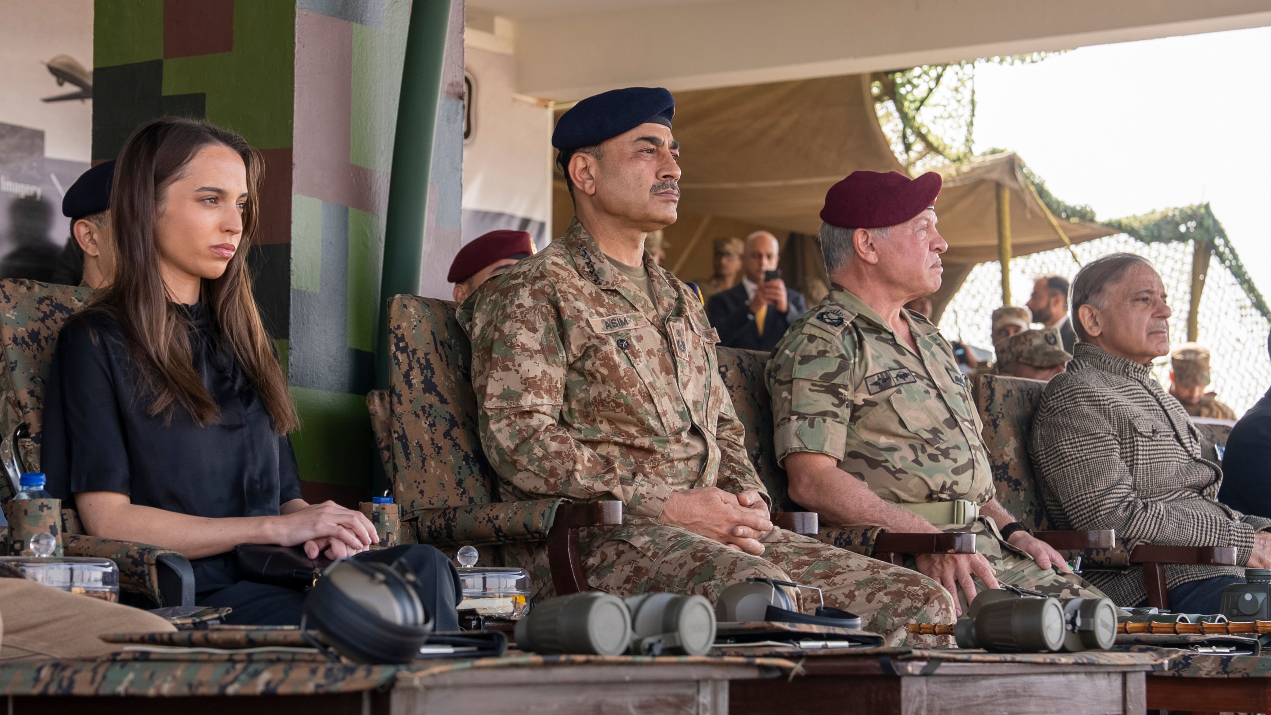 الملك يزور شركة للصناعات الدفاعية في إسلام آباد ويحضر تمرينا عسكريا