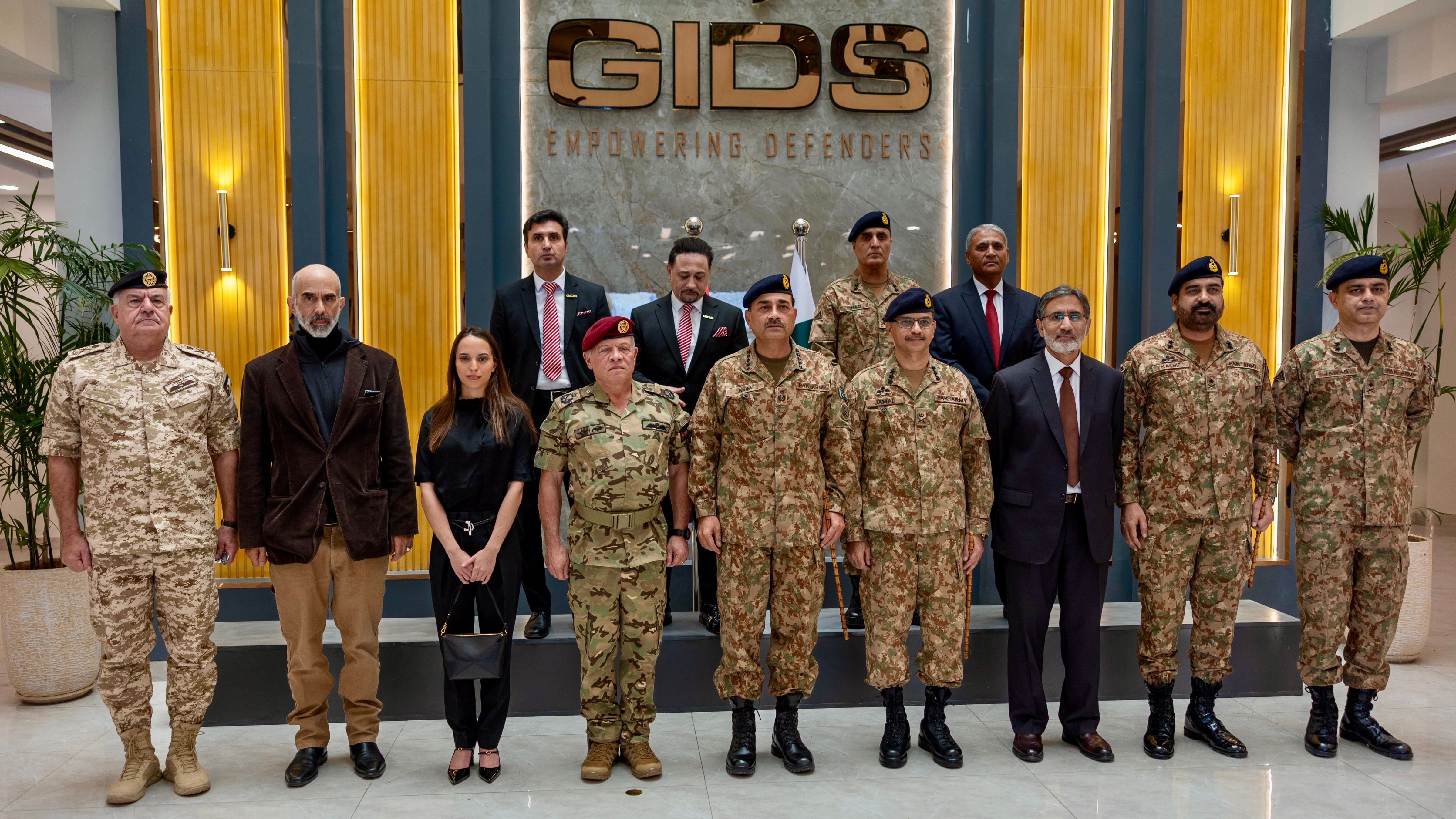 الملك يزور شركة للصناعات الدفاعية في إسلام آباد ويحضر تمرينا عسكريا