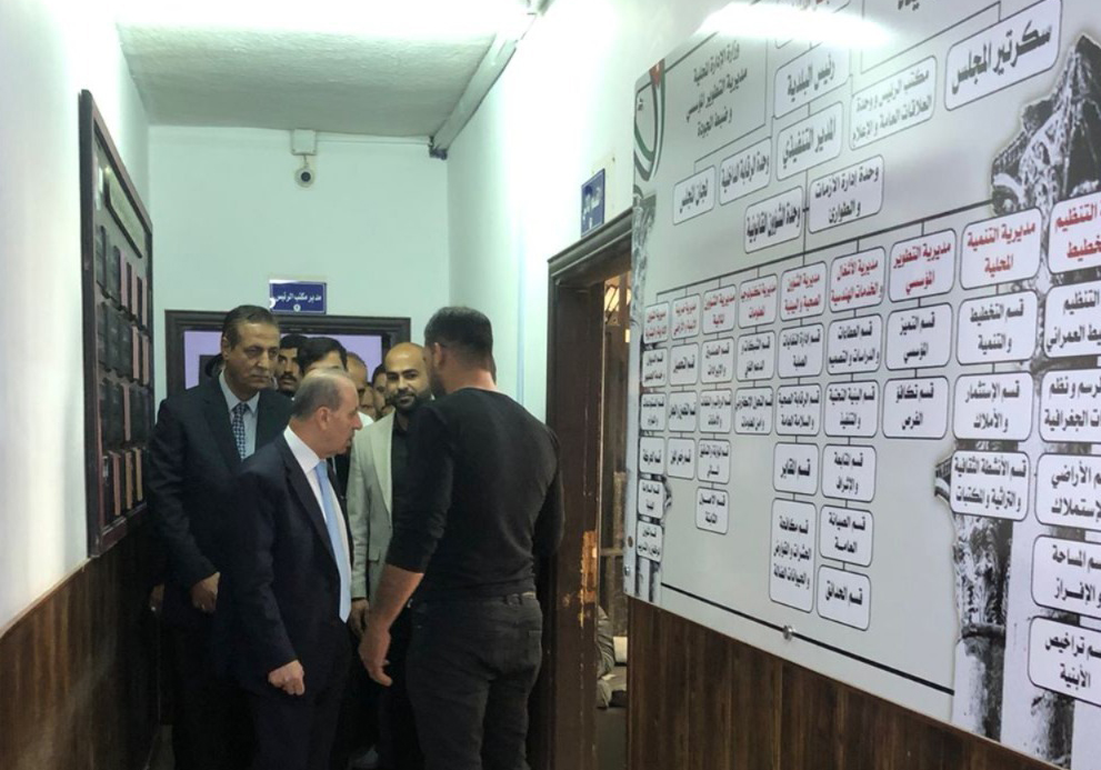 وزير الإدارة المحلية يتفقد بلدية برما في جرش