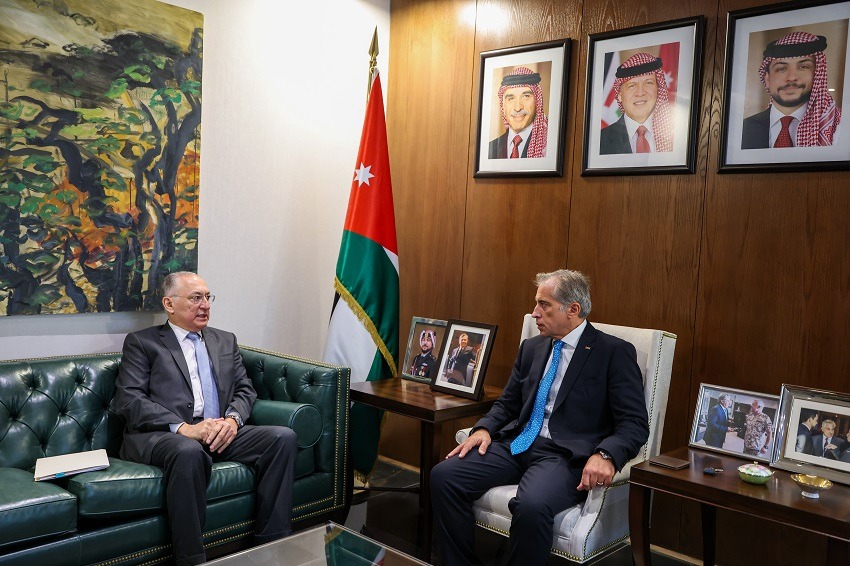 رئيس الوزراء يؤكد دعم الحكومة لإجراءات هيئة النزاهة ومكافحة الفساد للتعامل بجدية مع أيّ تجاوزات تعيق الاستثمار