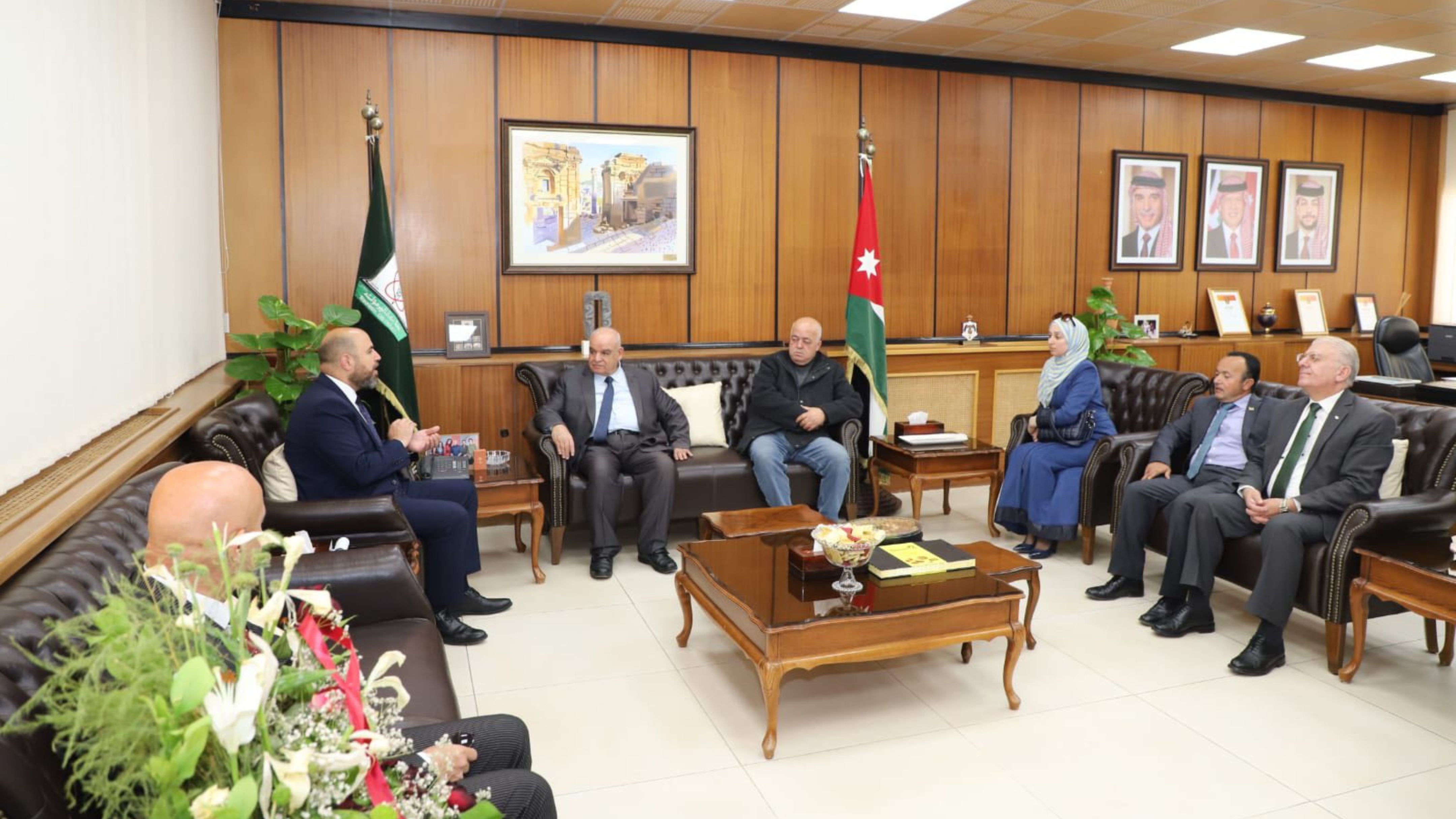 بحث تنشيط القطاع التجاري والسياحي في إربد 