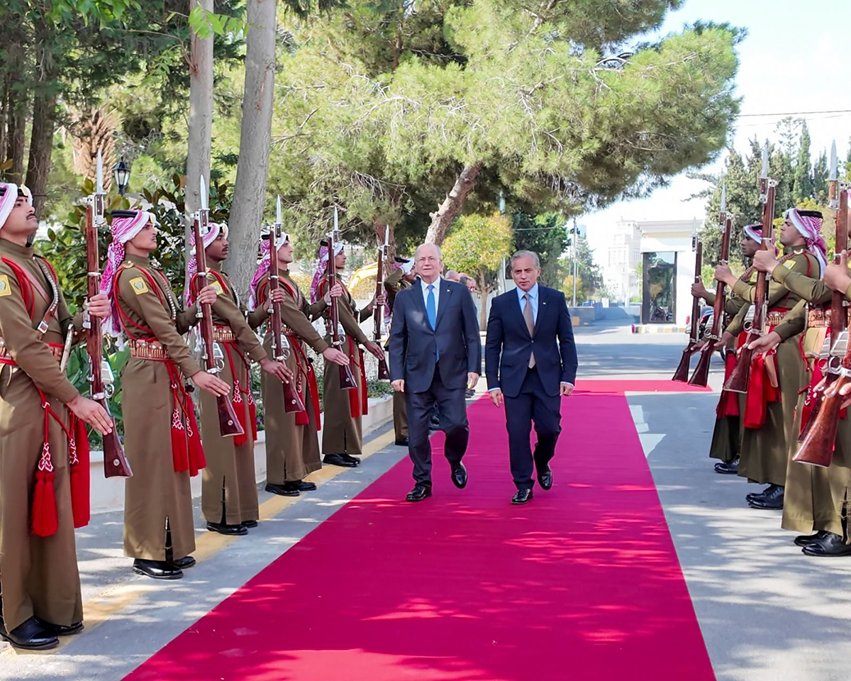 رئيس الوزراء يُجري مباحثات مع رئيس الوزراء الفلسطيني أكدت عمق العلاقات الأخويَّة التي تجمع البلدين والشَّعبين الشقيقين وما تحظى به من رعاية واهتمام كبير من جلالة الملك عبدالله الثاني