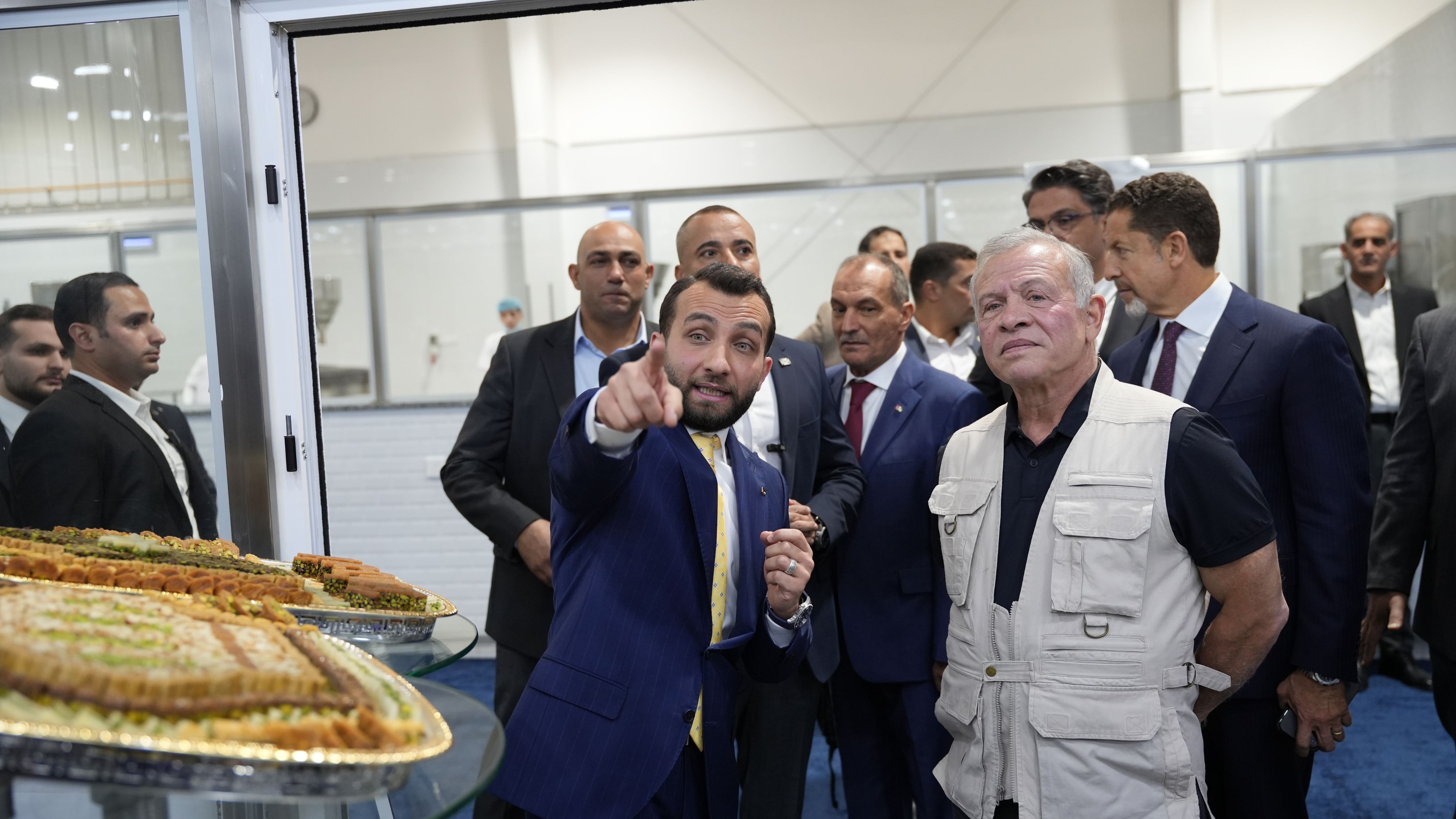 الملك يزور منشآت صناعية في القسطل توفر أكثر من 1650 فرصة عمل