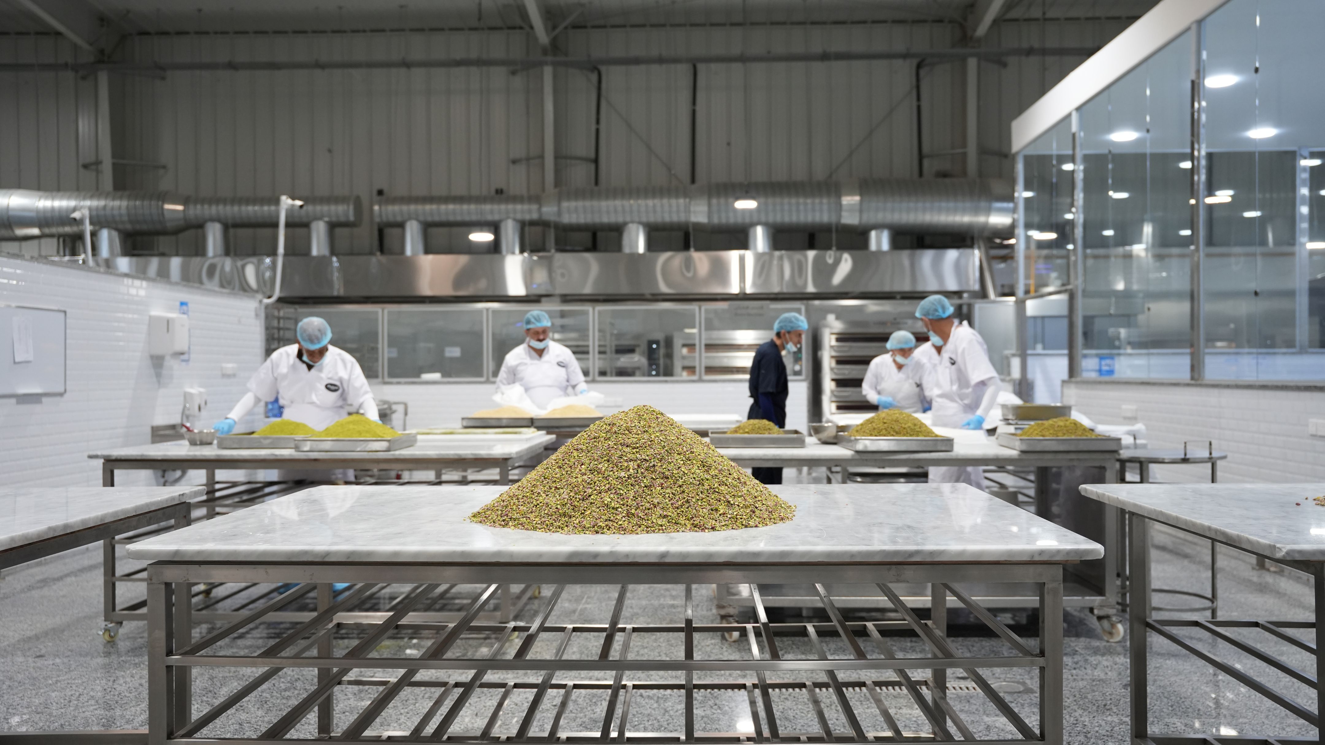 الملك يزور منشآت صناعية في القسطل توفر أكثر من 1650 فرصة عمل