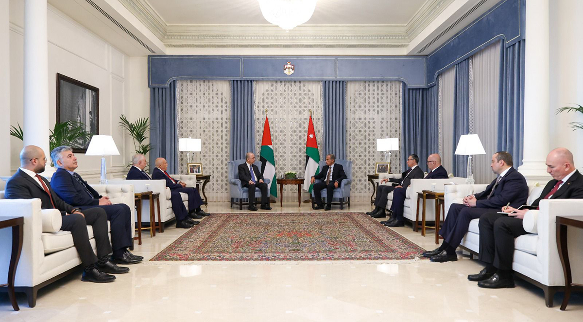 رئيس الوزراء يُجري مباحثات مع رئيس الوزراء الفلسطيني أكدت عمق العلاقات الأخويَّة التي تجمع البلدين والشَّعبين الشقيقين وما تحظى به من رعاية واهتمام كبير من جلالة الملك عبدالله الثاني