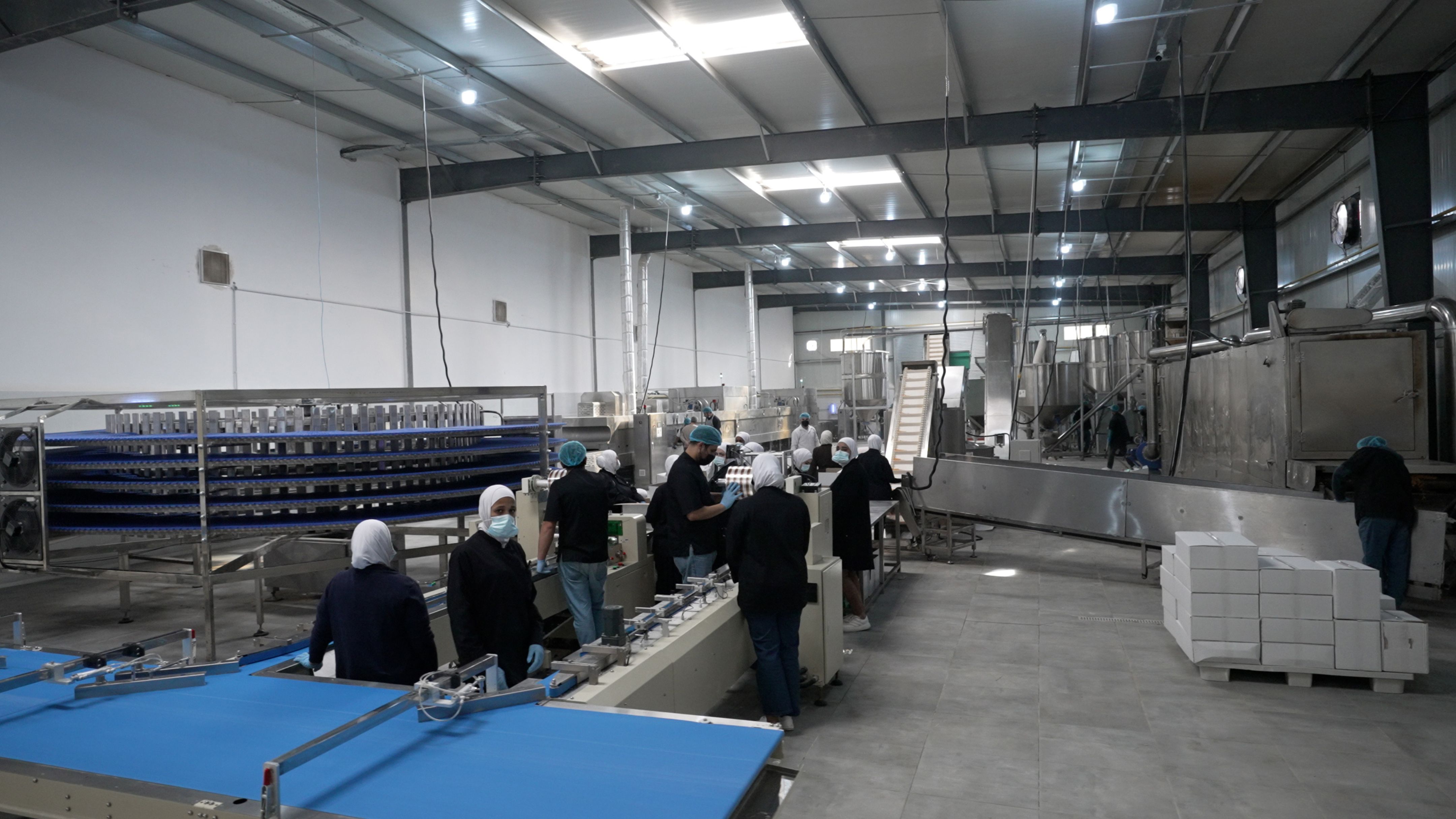 الملك يزور منشآت صناعية في القسطل توفر أكثر من 1650 فرصة عمل