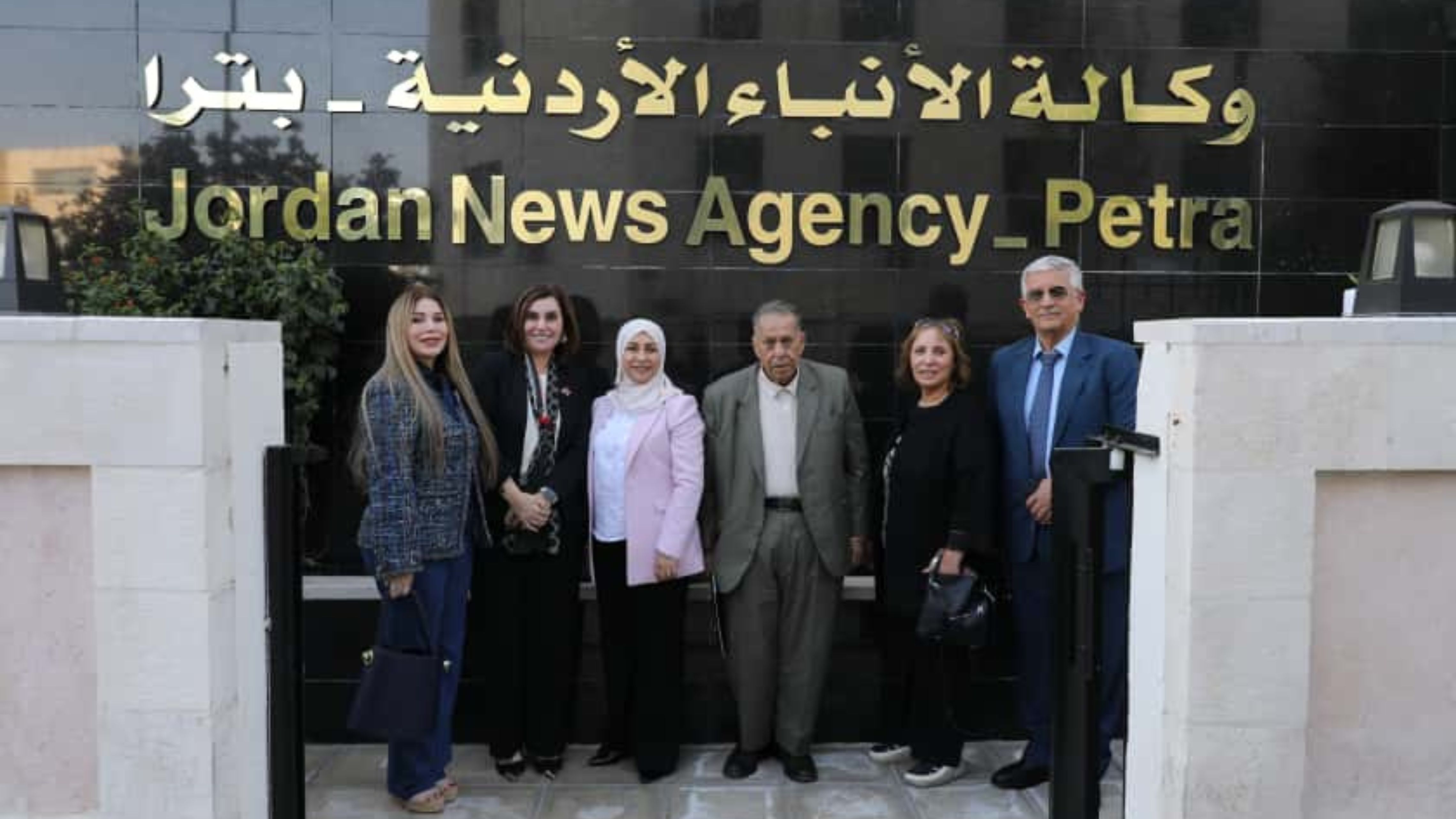 وفد جماعة عمان يطّلع على إجراءات بترا في صون اللغة العربية بمحتواها التحريري