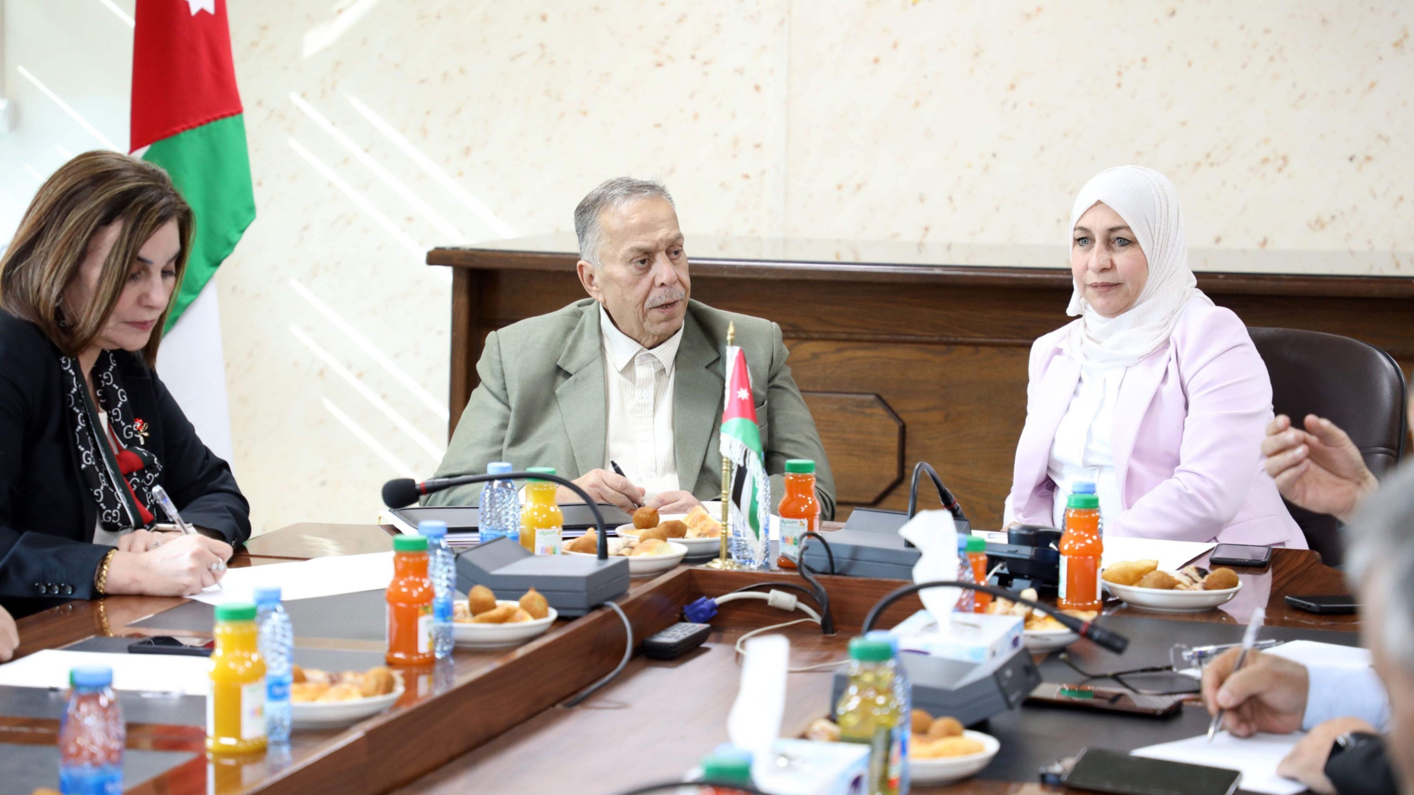 وفد جماعة عمان يطّلع على إجراءات بترا في صون اللغة العربية بمحتواها التحريري