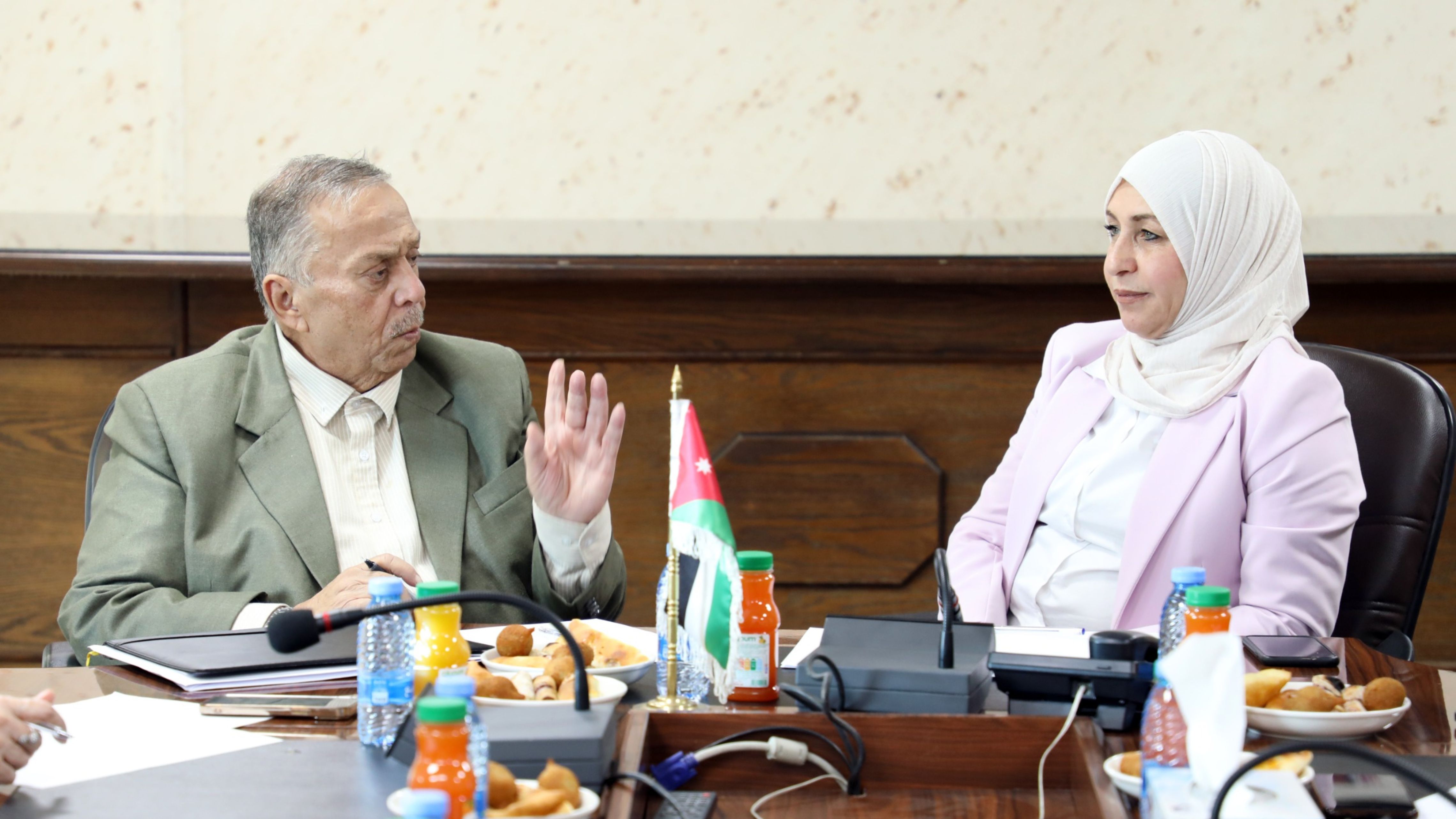 وفد جماعة عمان يطّلع على إجراءات بترا في صون اللغة العربية بمحتواها التحريري