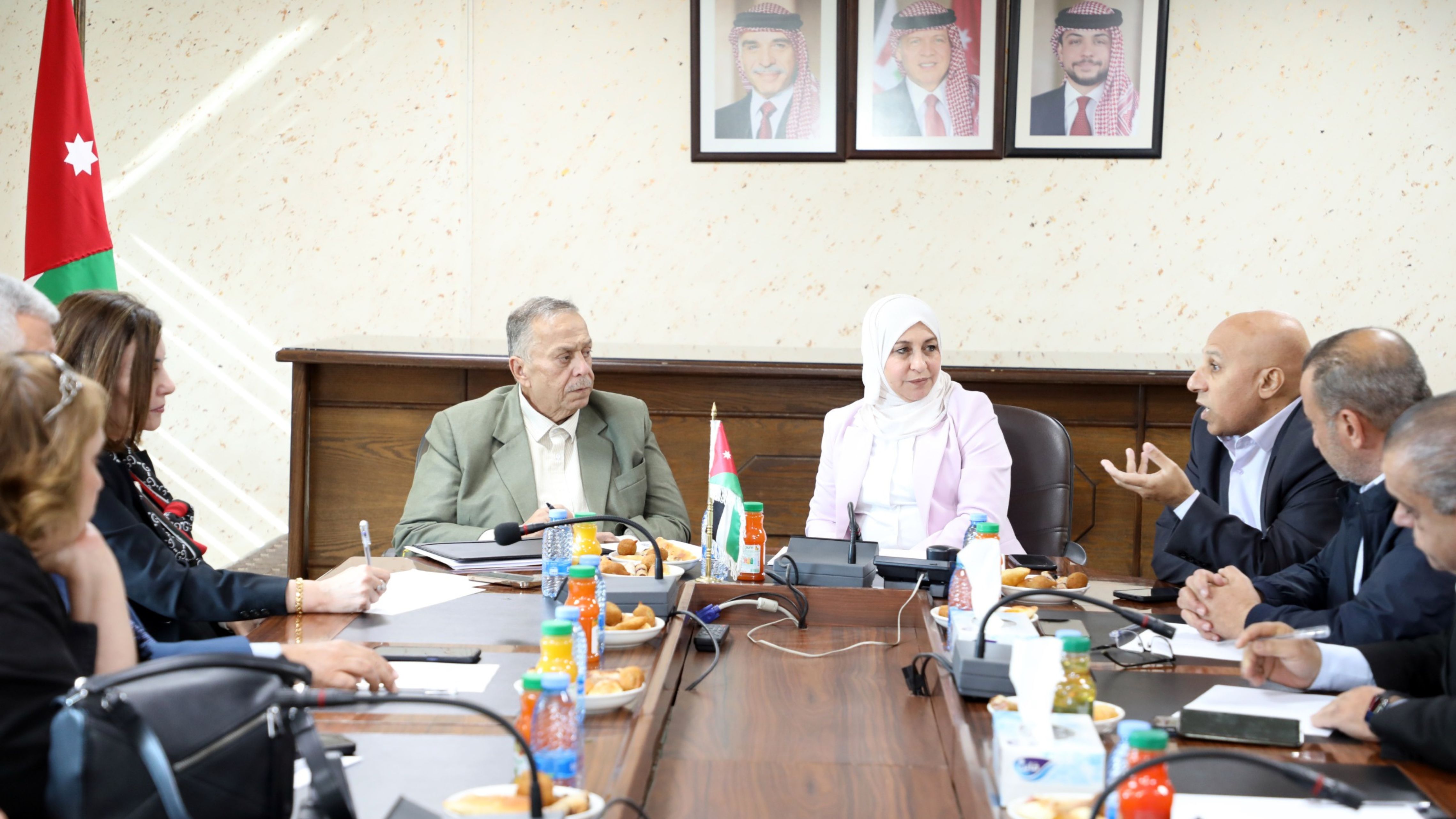 وفد جماعة عمان يطّلع على إجراءات بترا في صون اللغة العربية بمحتواها التحريري