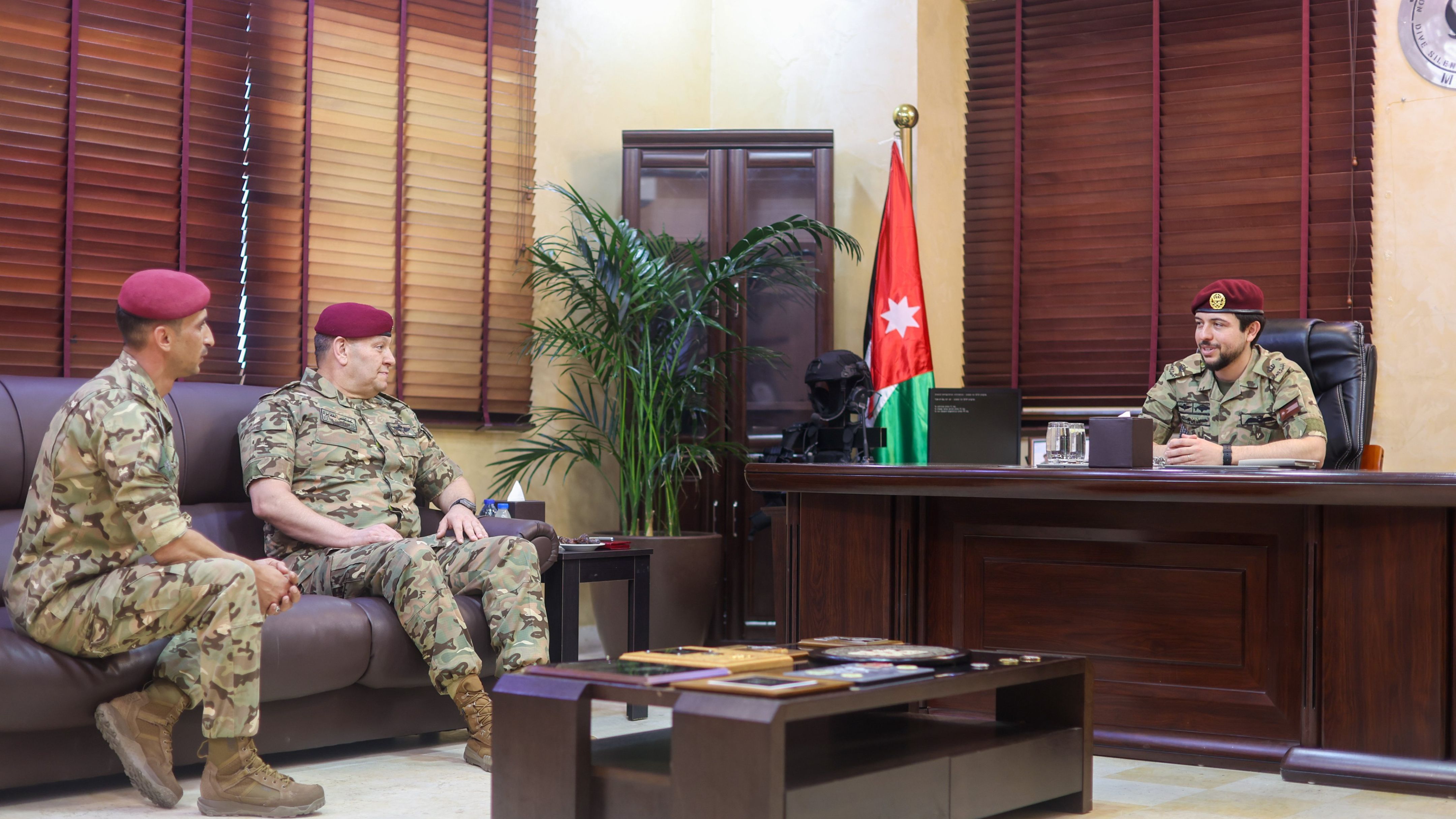 ولي العهد يزور فريق مكافحة الإرهاب المائي